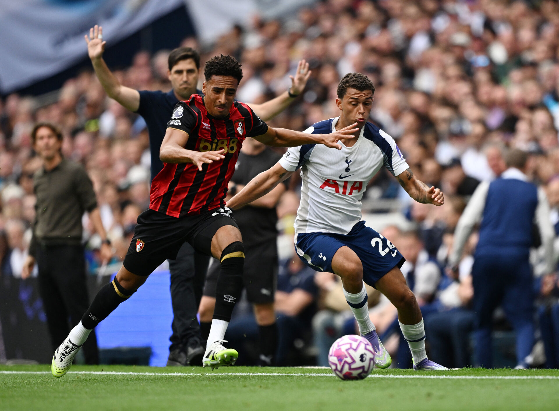 James Hill under en kamp mod Tottenham.