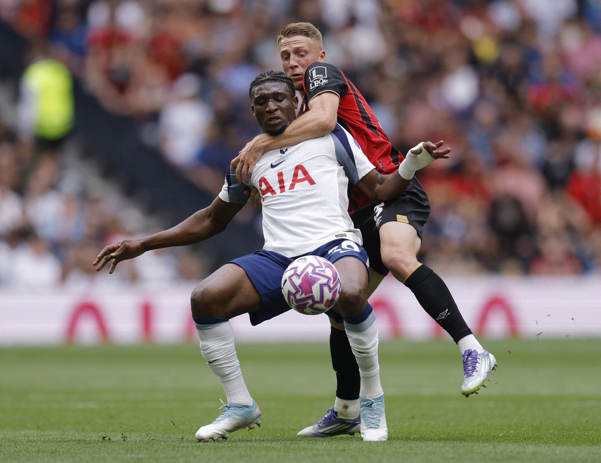 Mohammed Kudus i kamp om bolden for Tottenham.