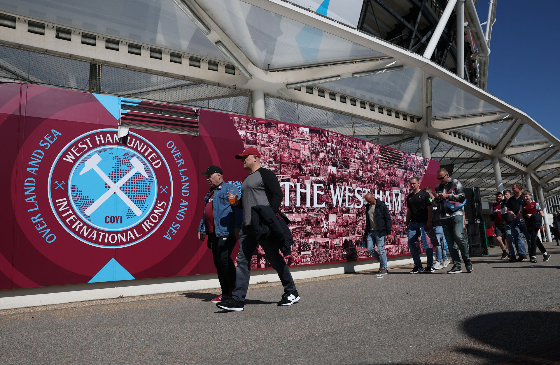 Udenfor West Hams London Stadium