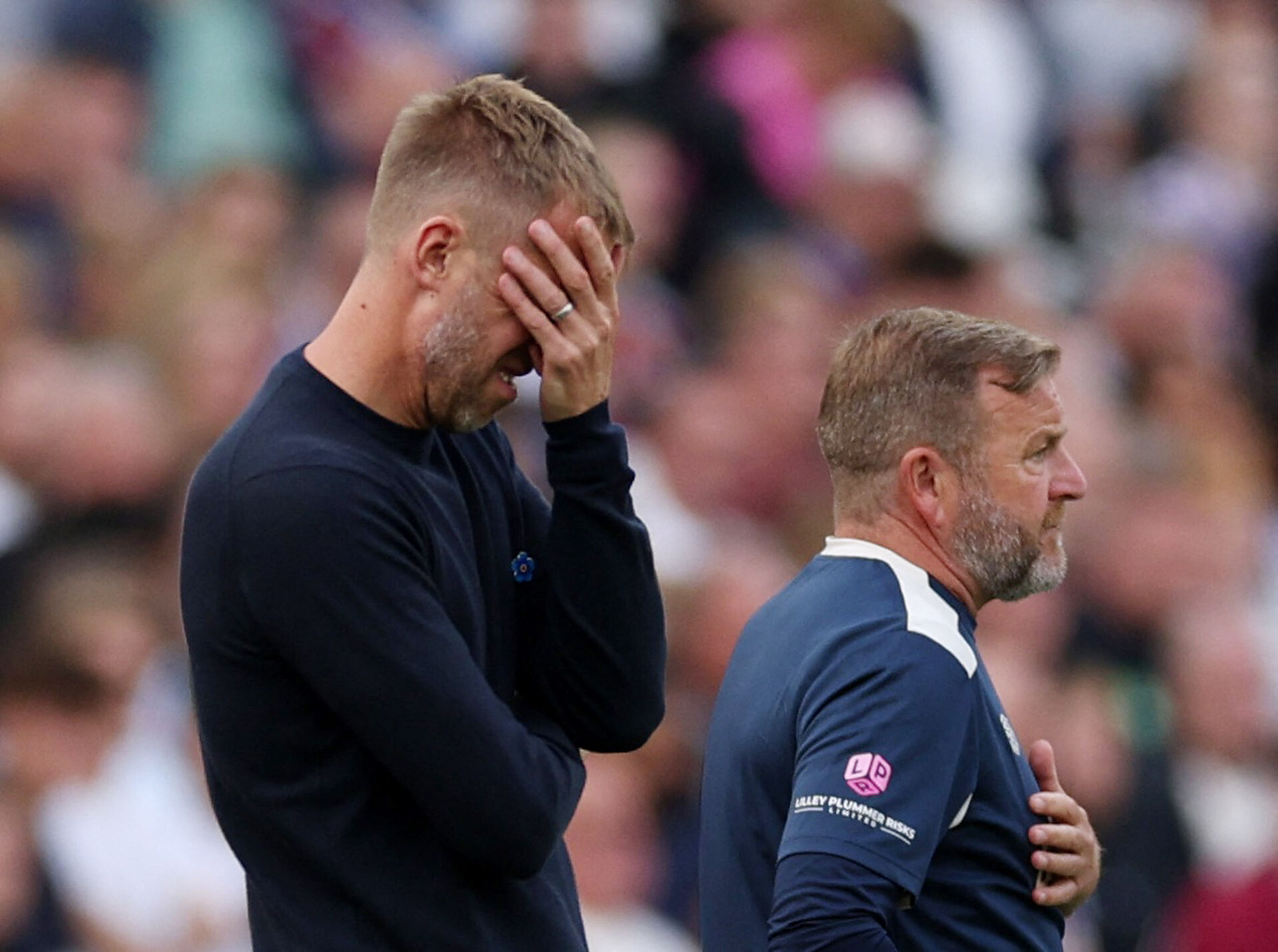 Graham Potter med ansigtet i hænderne.