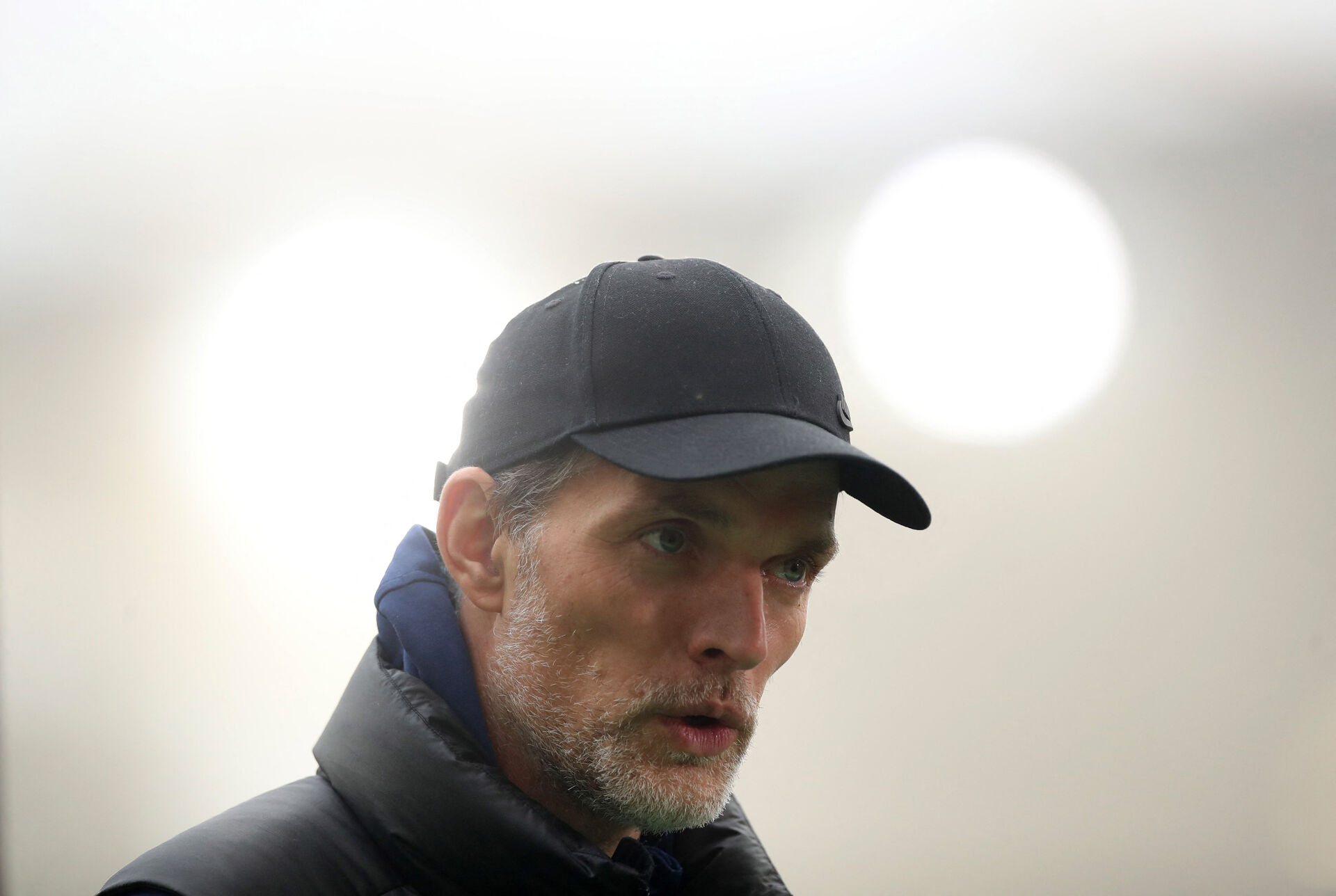 Thomas Tuchel med en kasket på hovedet til en Chelsea-kamp.