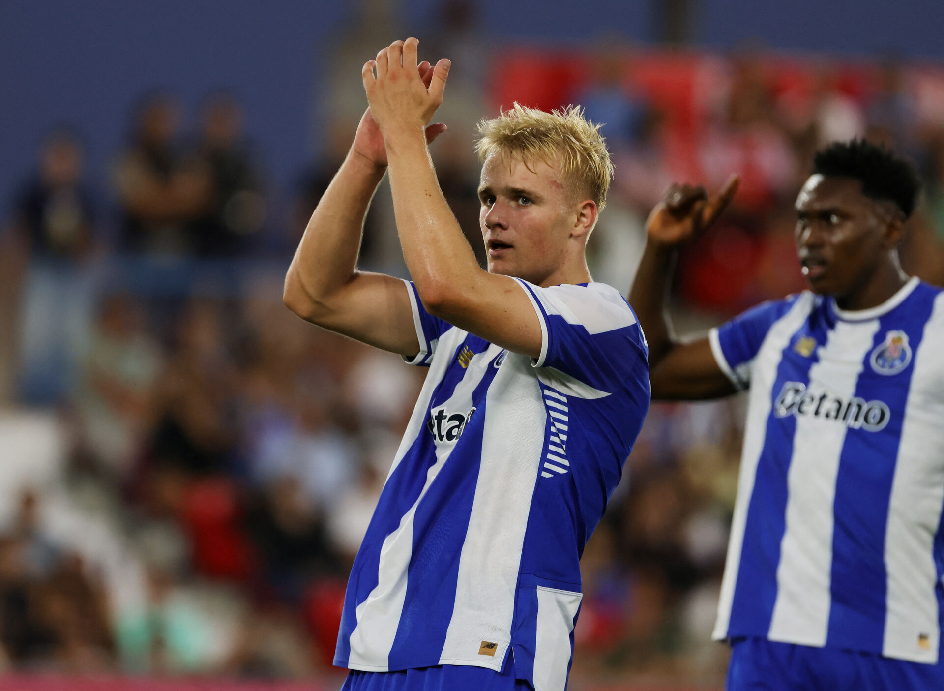 Victor Froholdt klapper ud til FC Porto fansene.