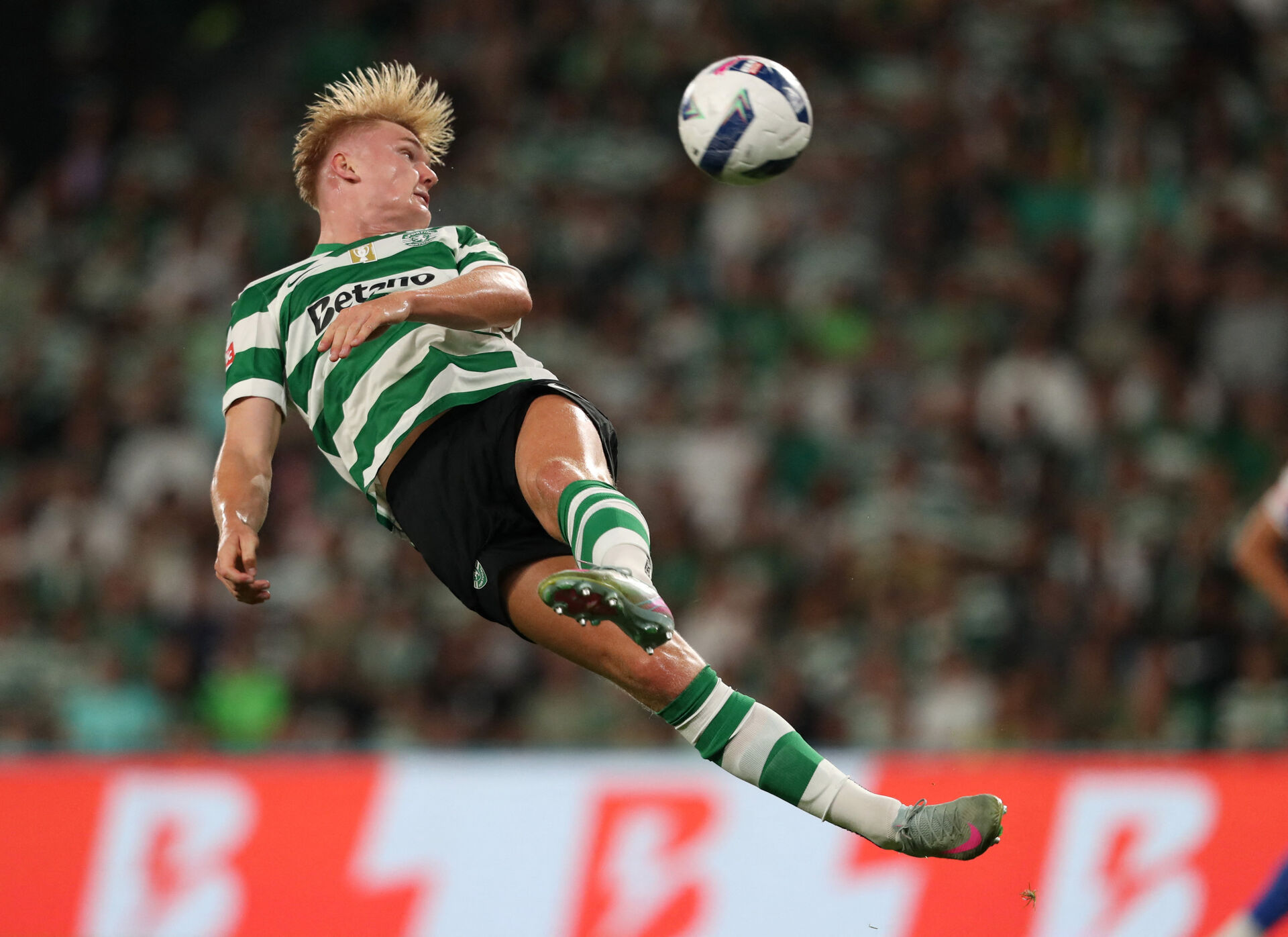 Conrad Harder header på akrobatisk vis til bolden.