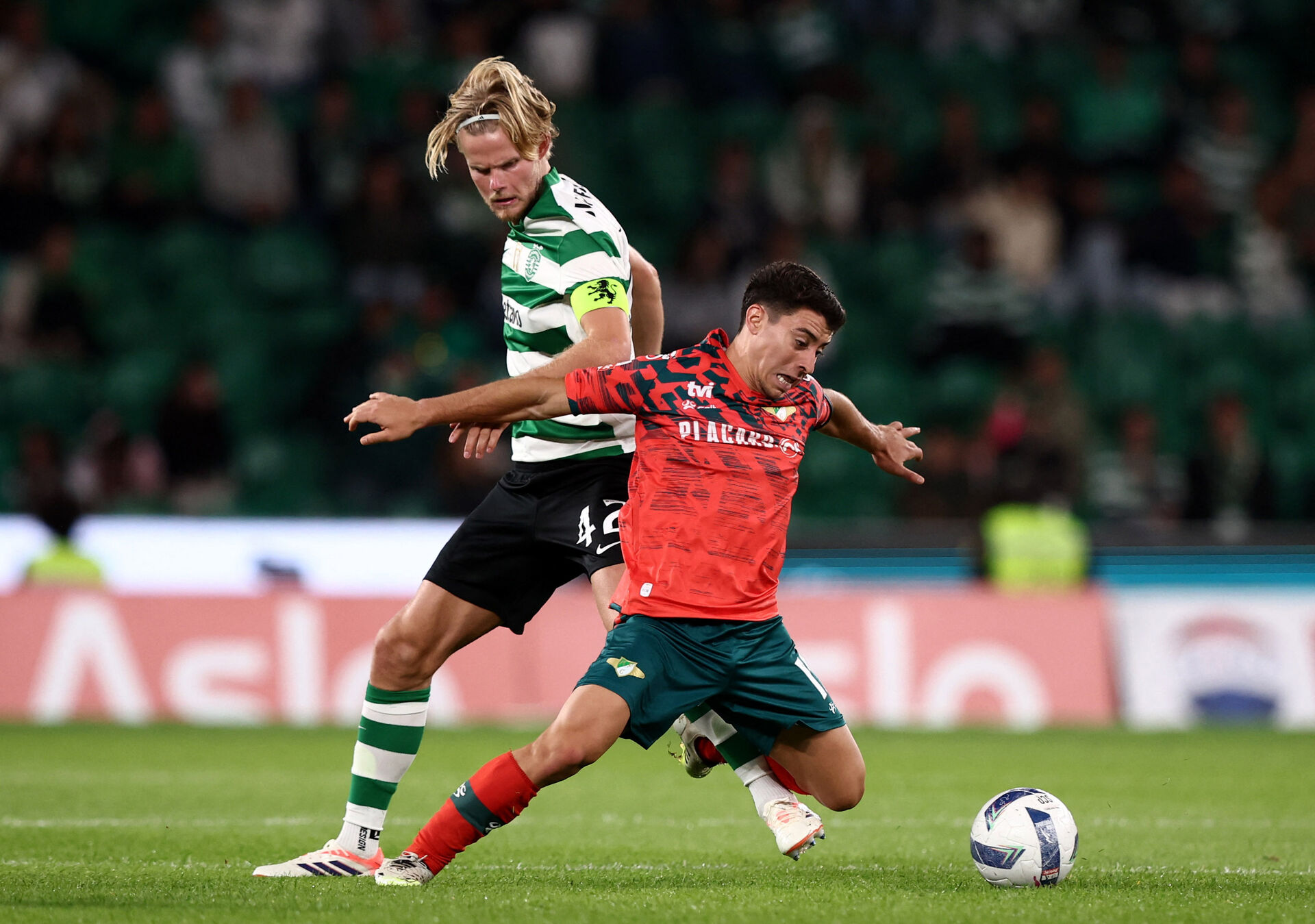 Morten Hjulmand i duel med en spiller fra Moreirense.