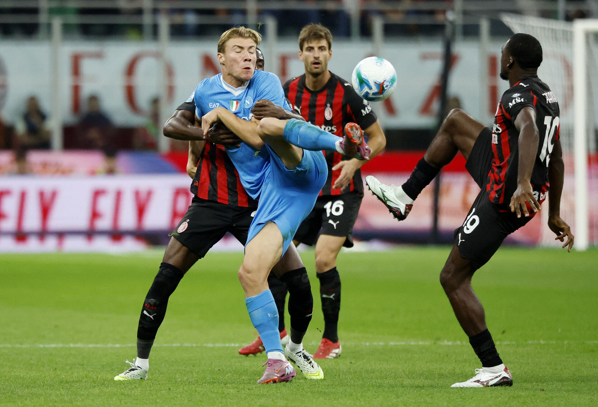 Rasmus Højlund omgivet af AC Milans forsvar.