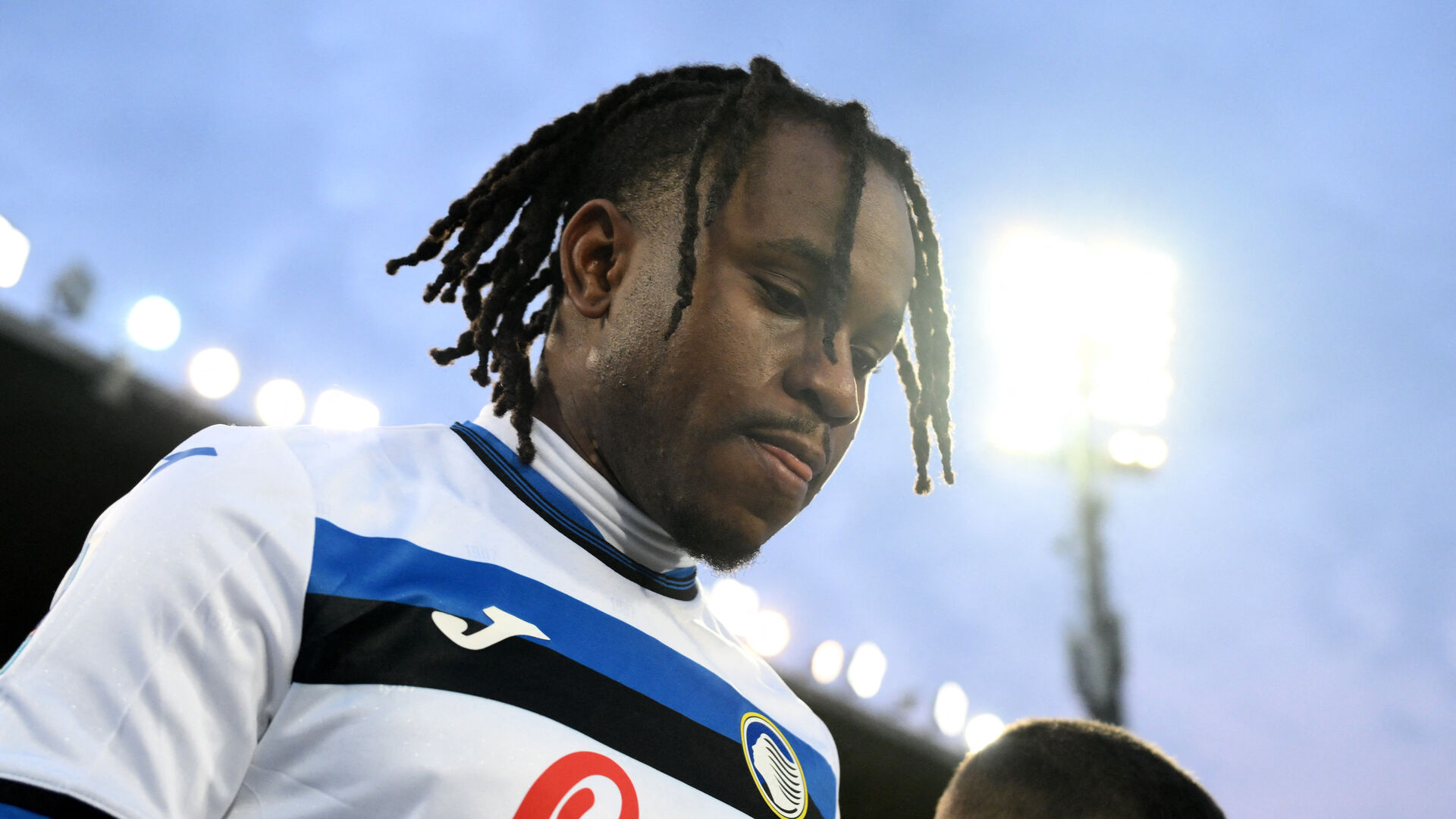 Ademola Lookman kigger ned