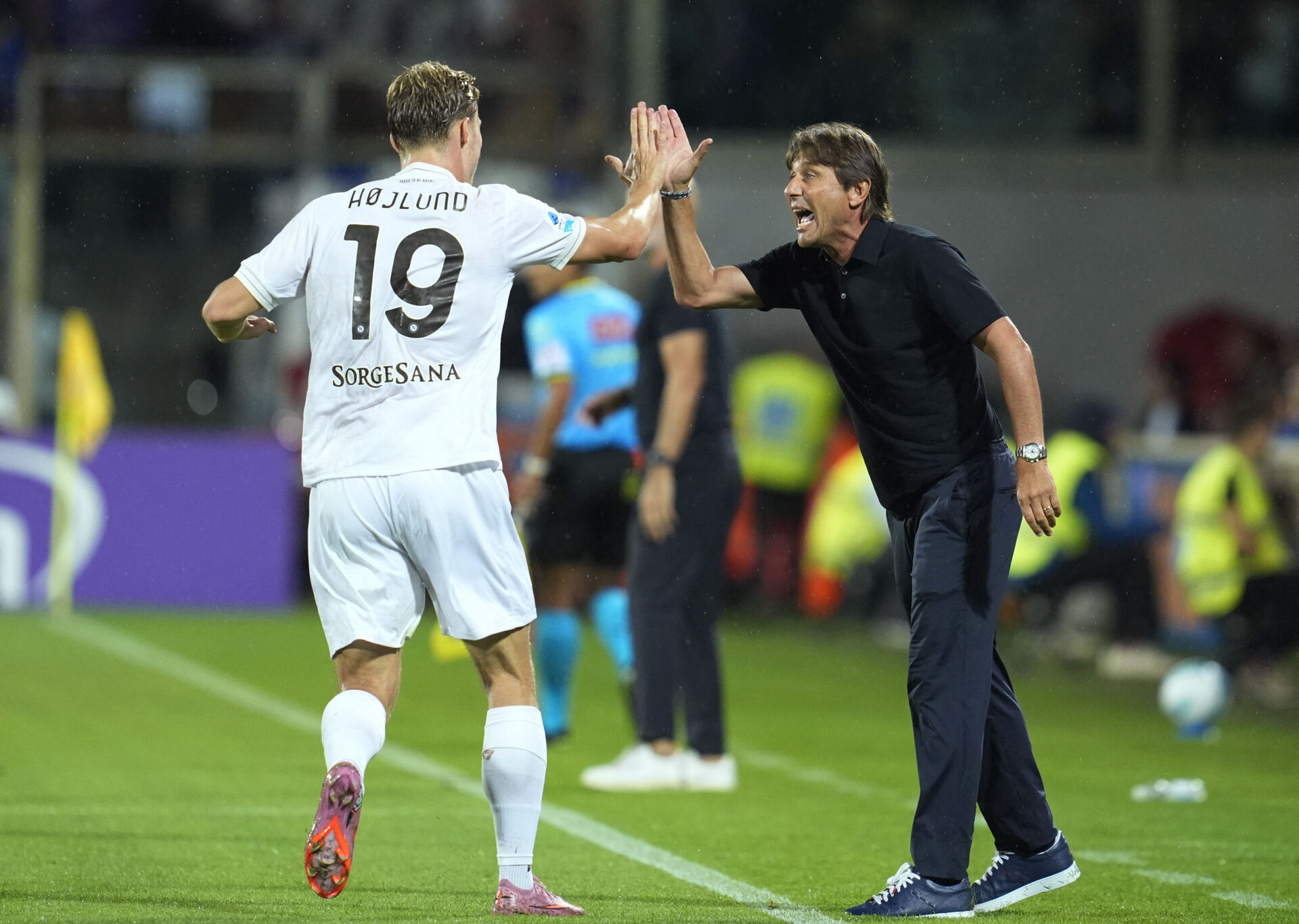 Rasmus Højlund og Antonio Conte giver hinanden en high-five.