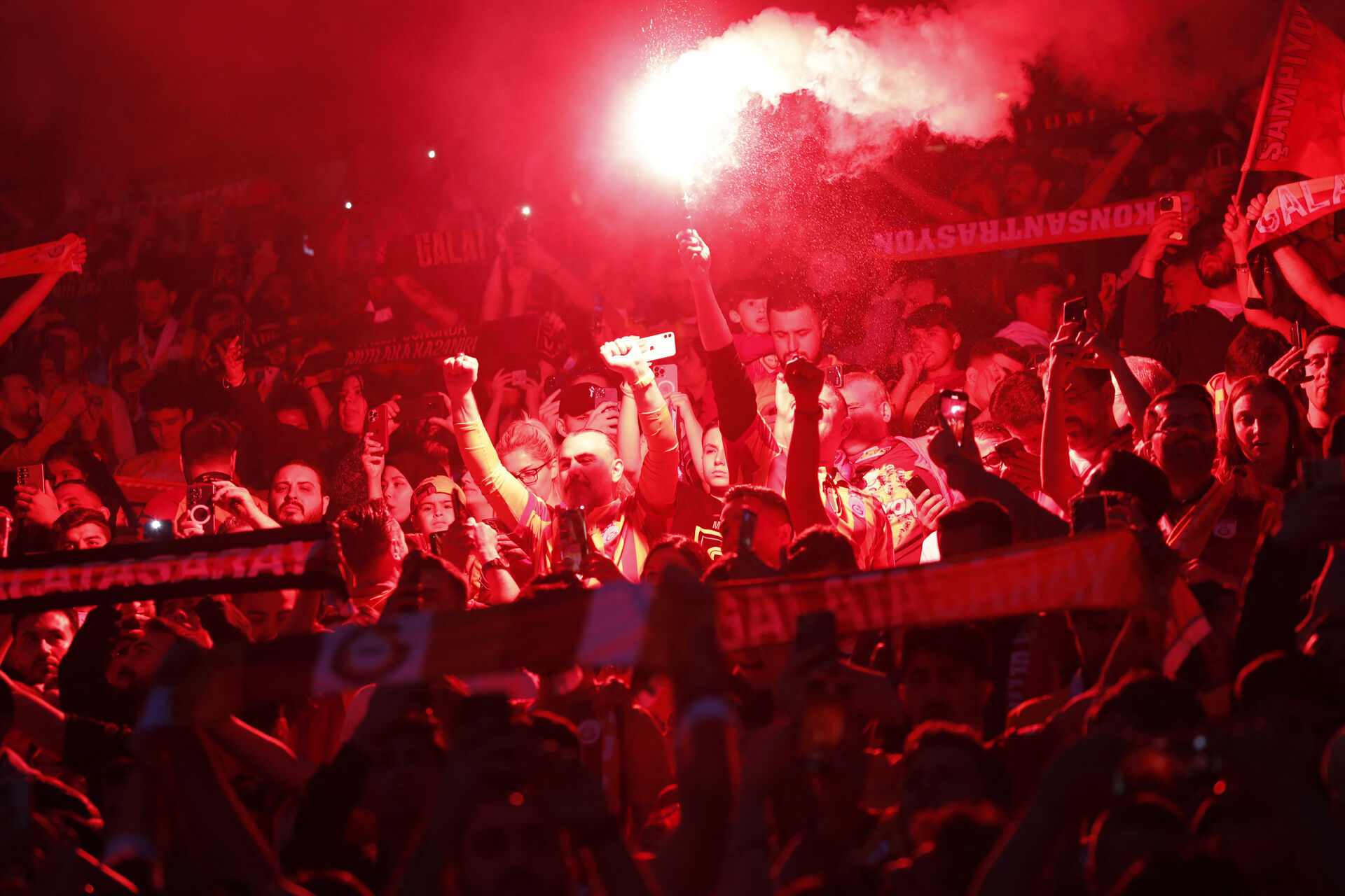 Galatasarays fans med pyroteknik.