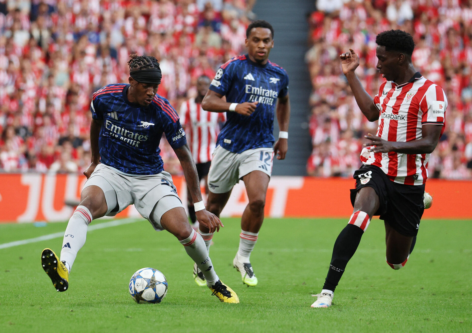 Noni Madueke under en kamp mod Athletic Bilbao.