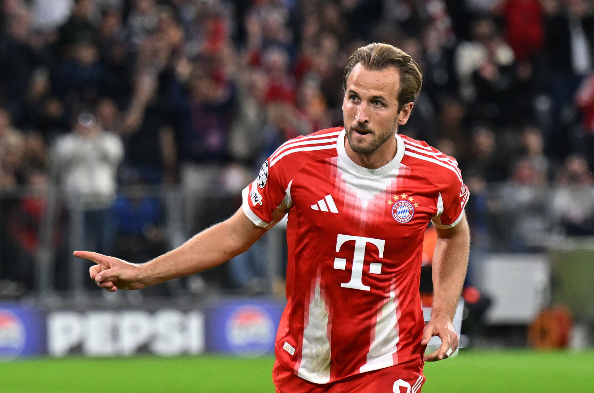 Harry Kane peger til højre.