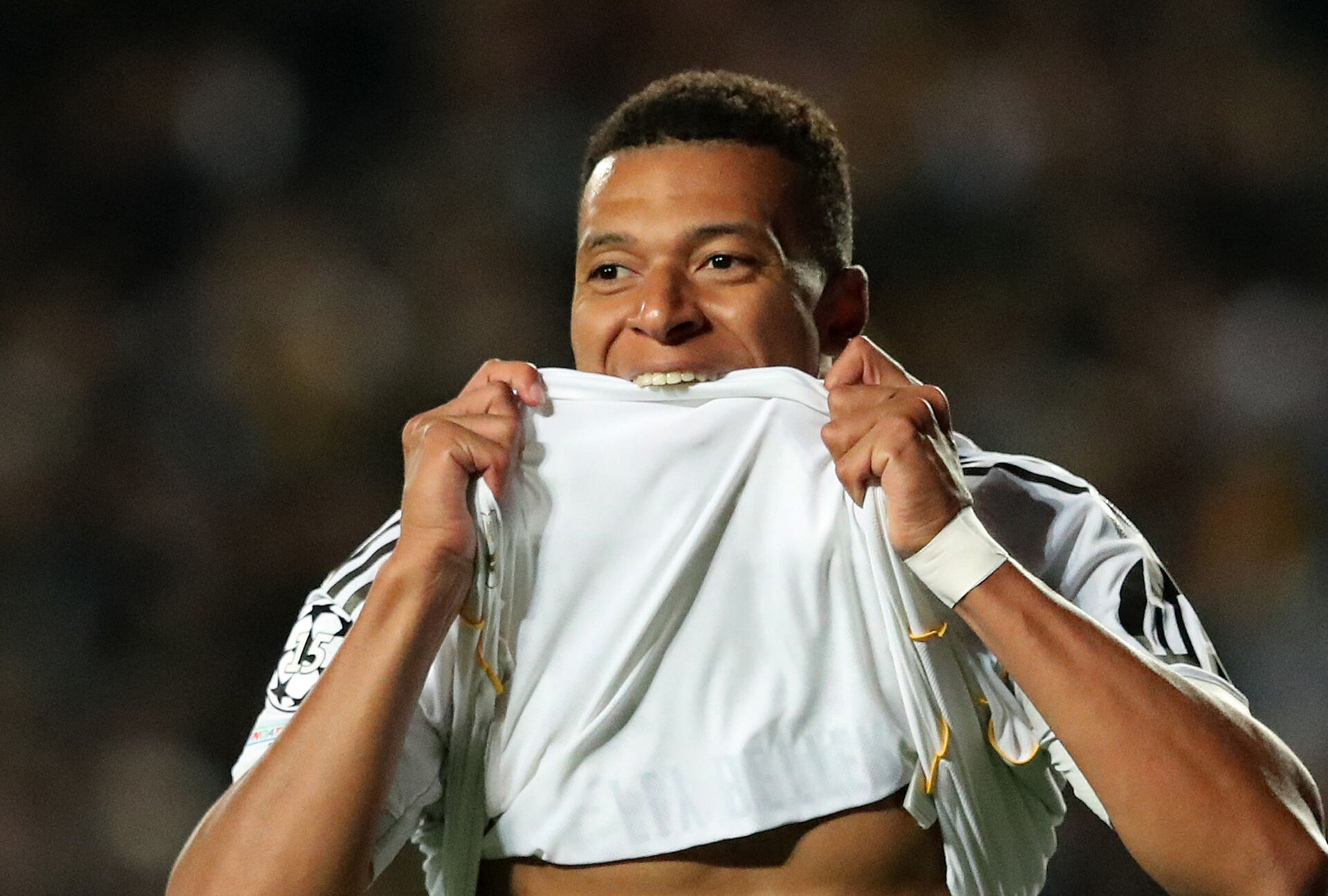 Kylian Mbappé bider i sin trøje.