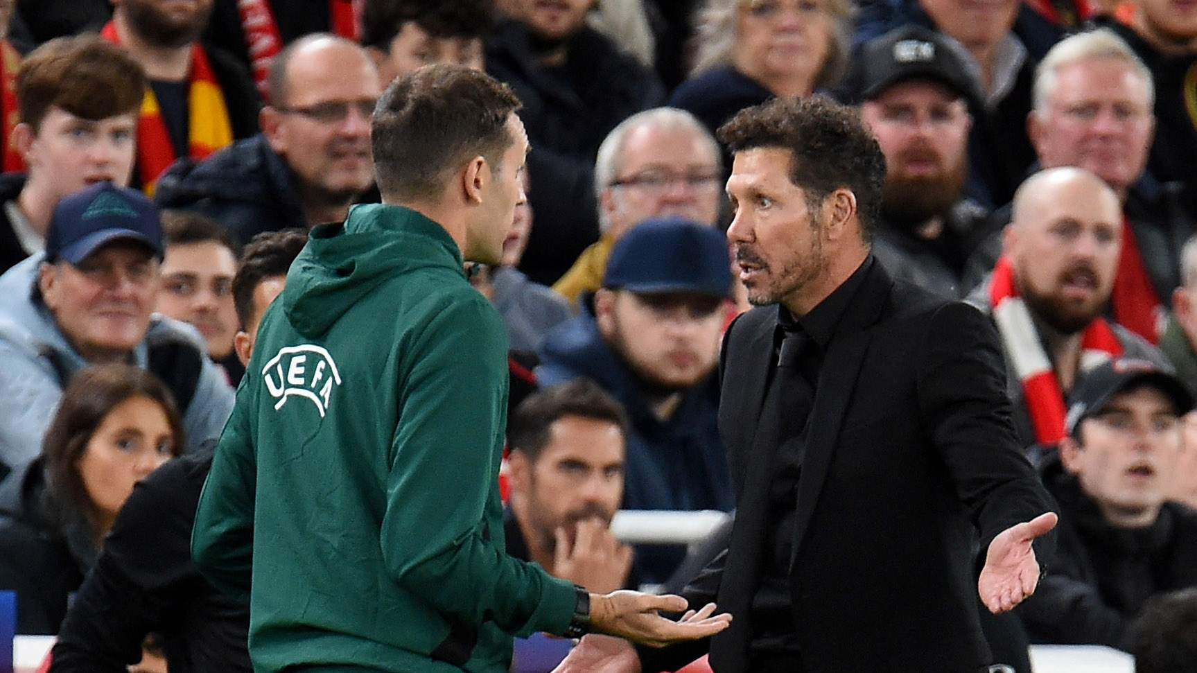 Diego Simeone taler med fjerdedommeren i Champions Leauge kamp mod Liverpool