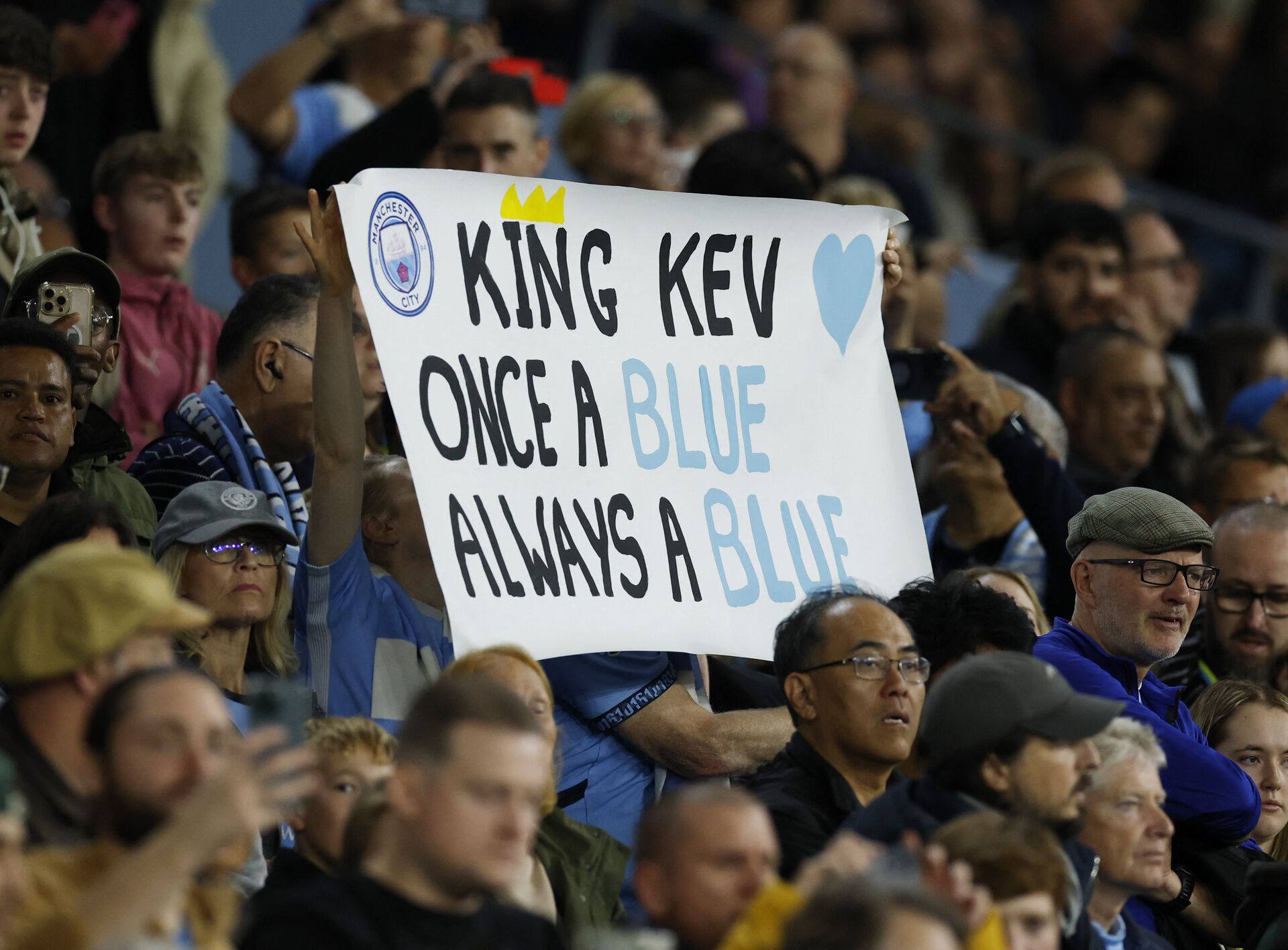 Manchester City-fans med et skilt til Kevin De Bruyne.