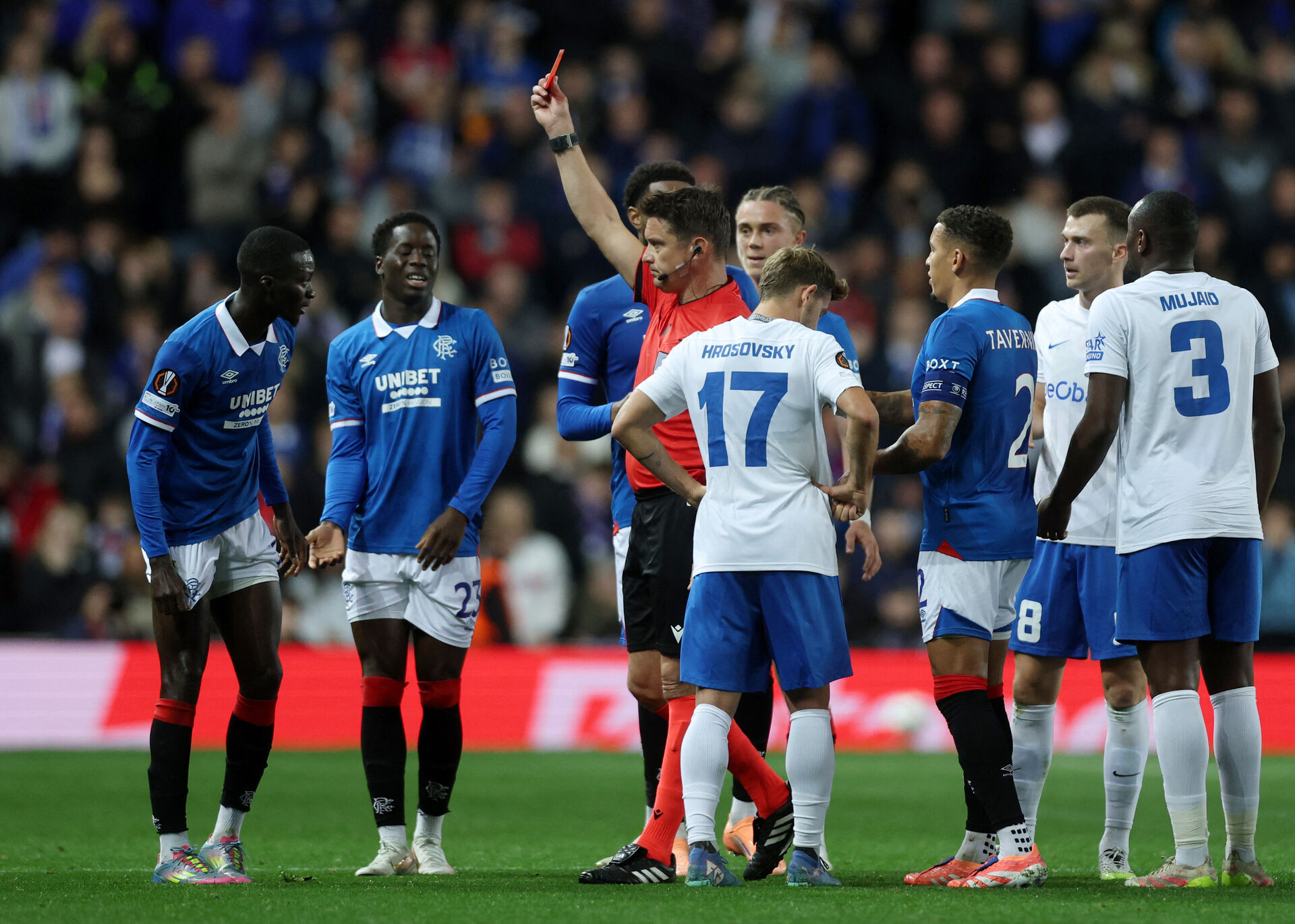 Mohamed Diomande bliver vist ud i Rangers' kamp mod Genk.