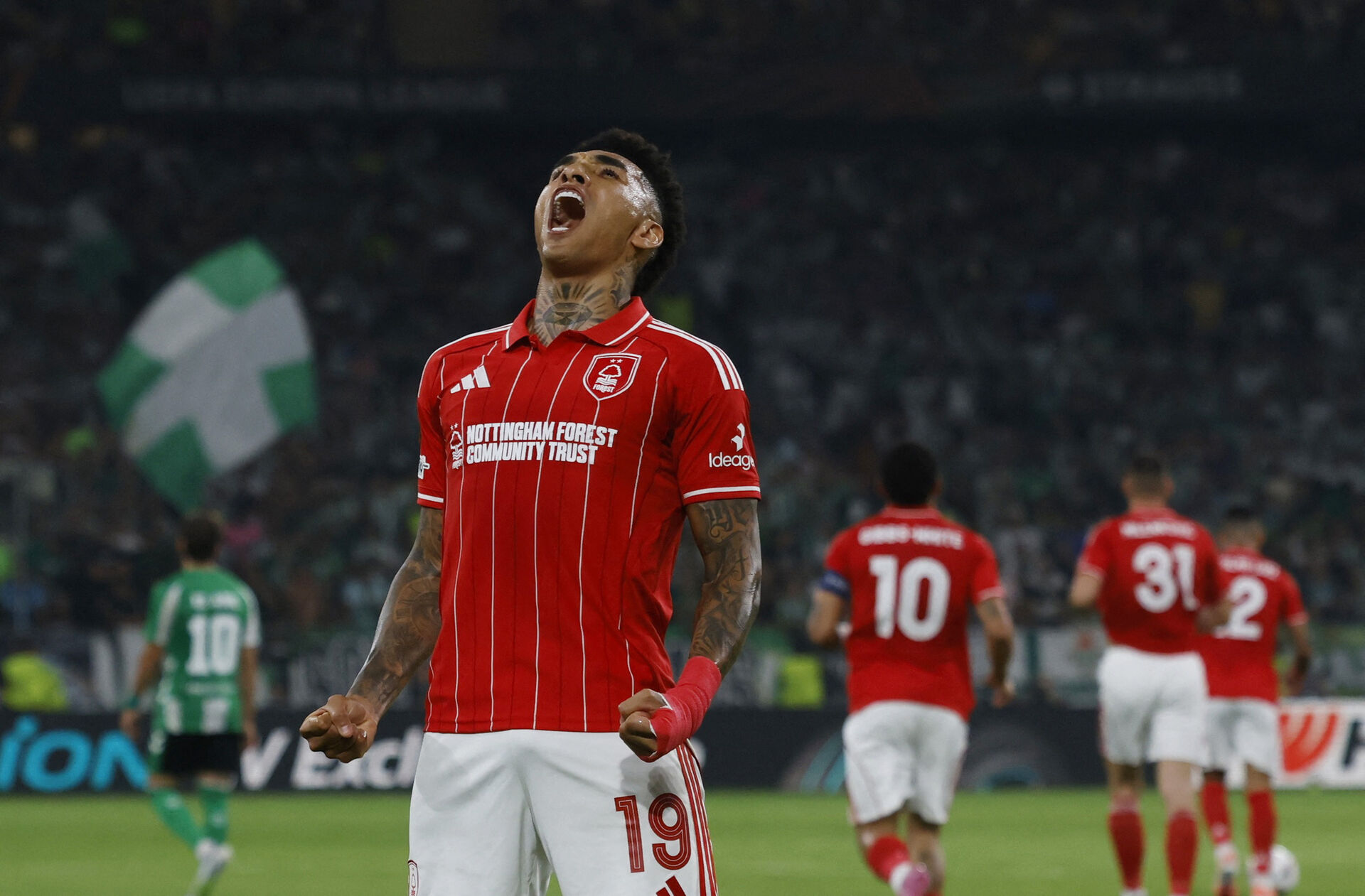 Igor Jesus jubler ved at råbe mod himlen.