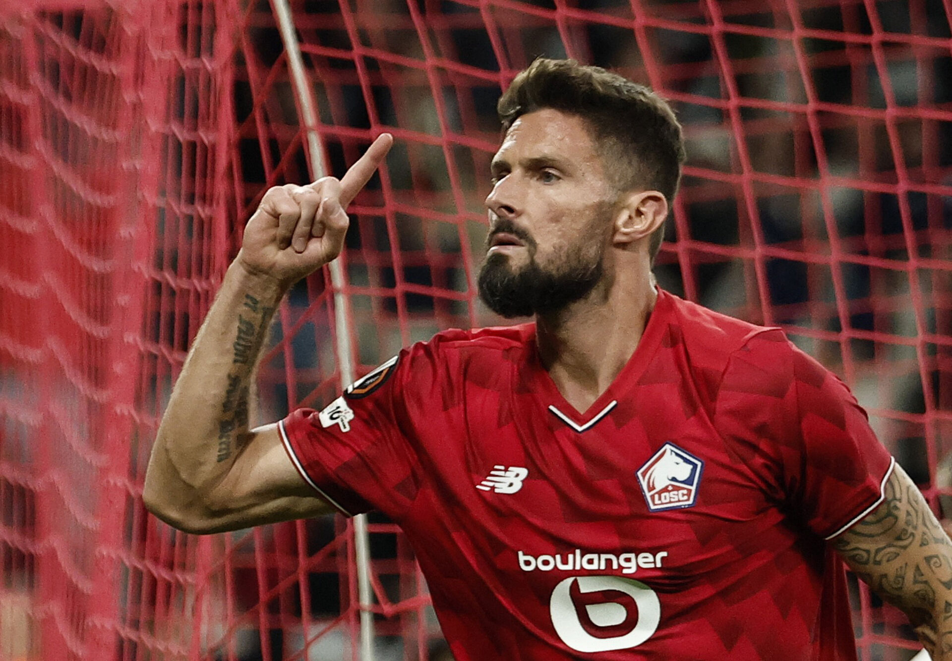 Oliver Giroud peger op i luften efter scoring.