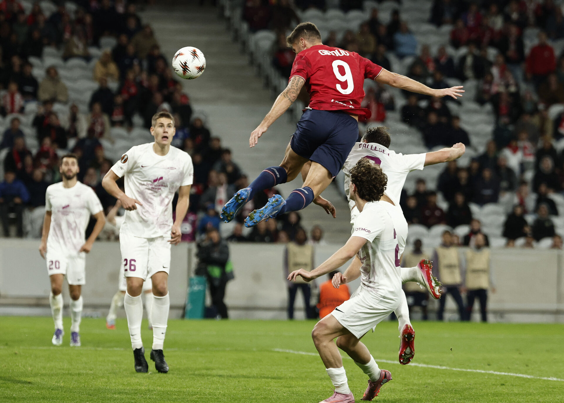 Oliver Giroud hopper højest og header til bolden.