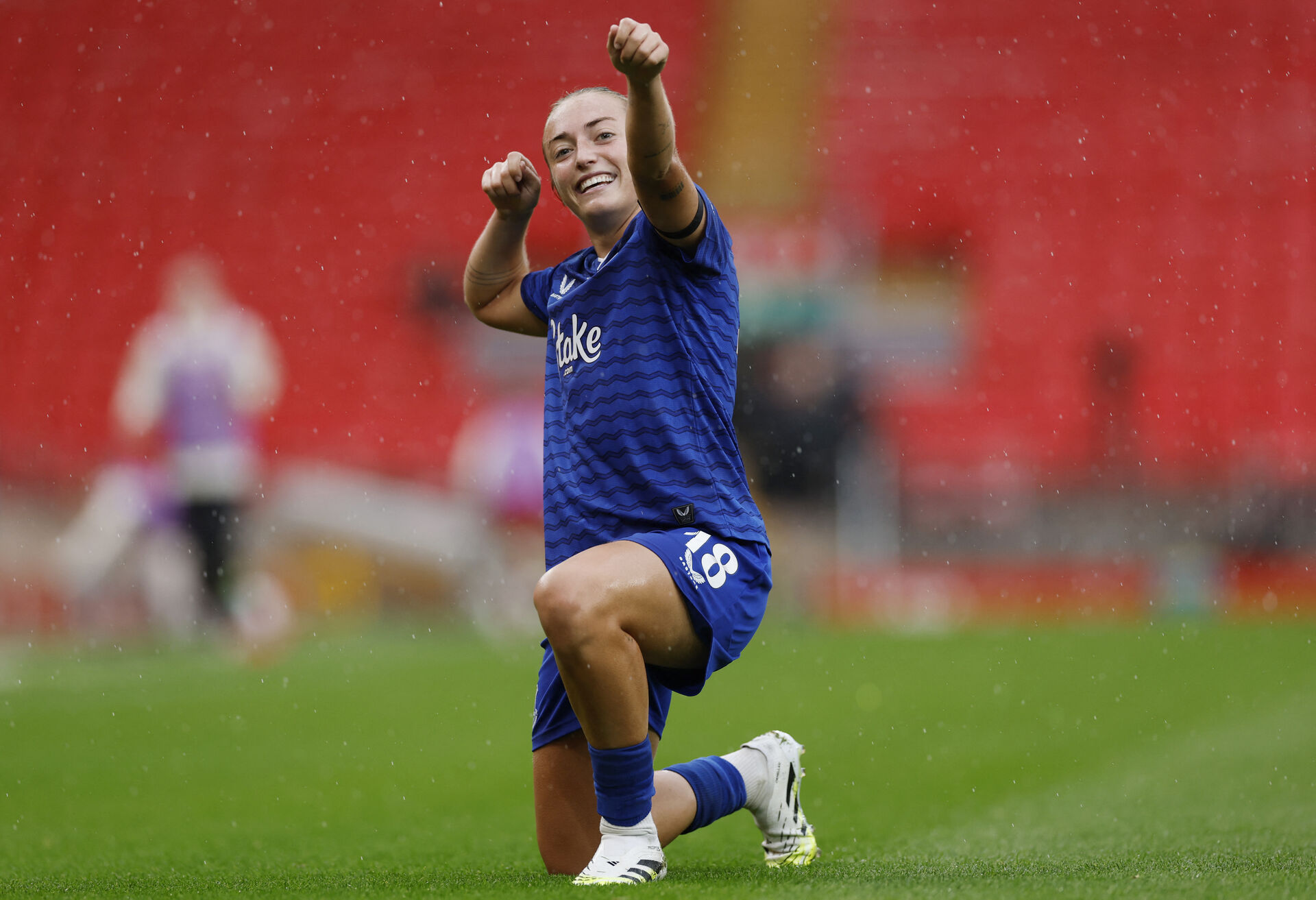 Evertons Ornella Vignola scorer hattrick mod Liverpool på Anfield og fejrer med en jubelscene med bue og pil.