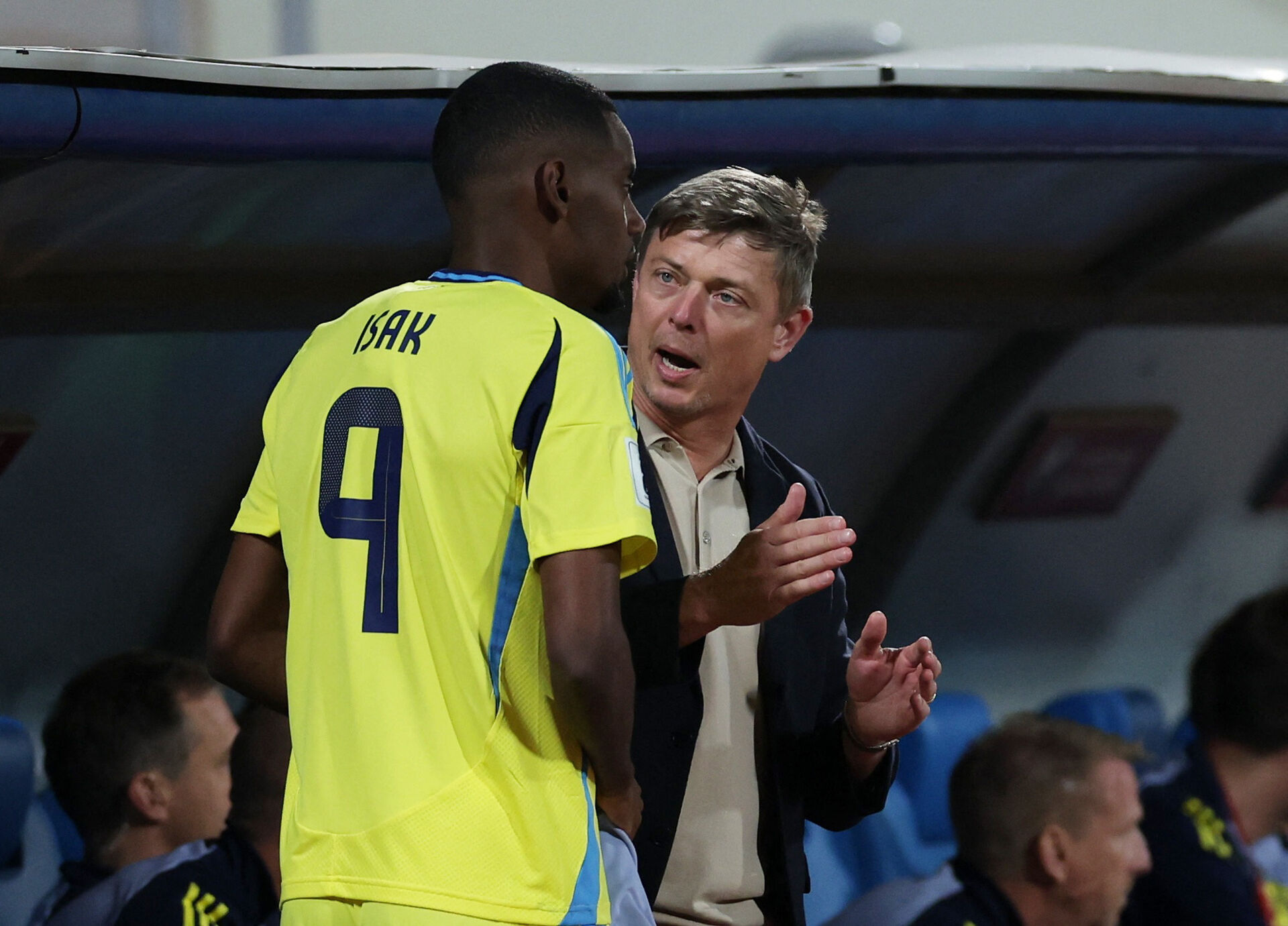 Jon Dahl Tomasson giver Alexander Isak instrukser.