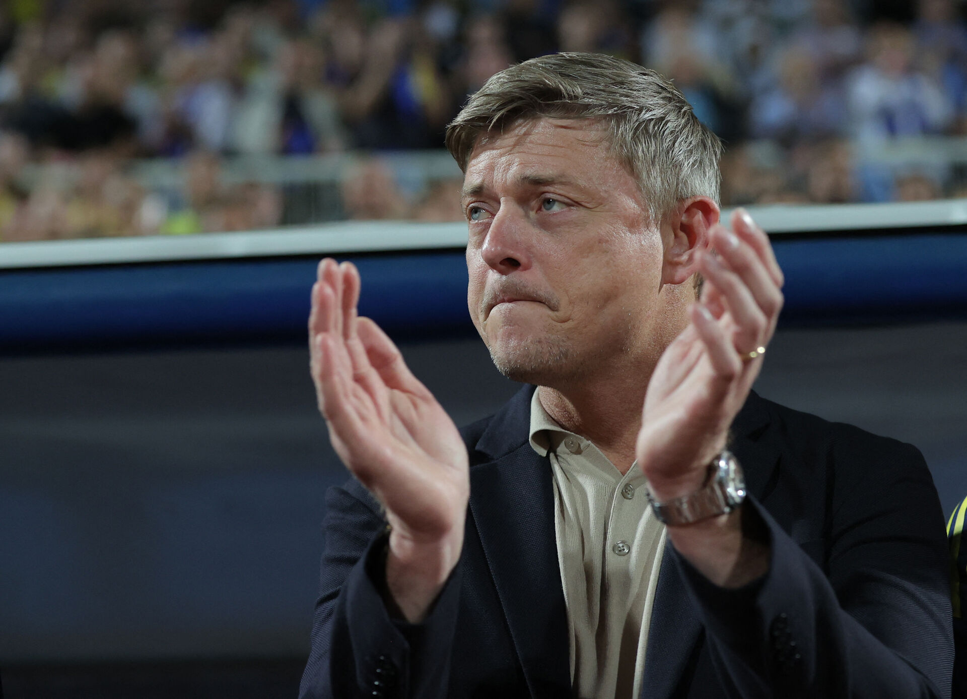 Jon Dahl Tomasson klapper i hænderne.