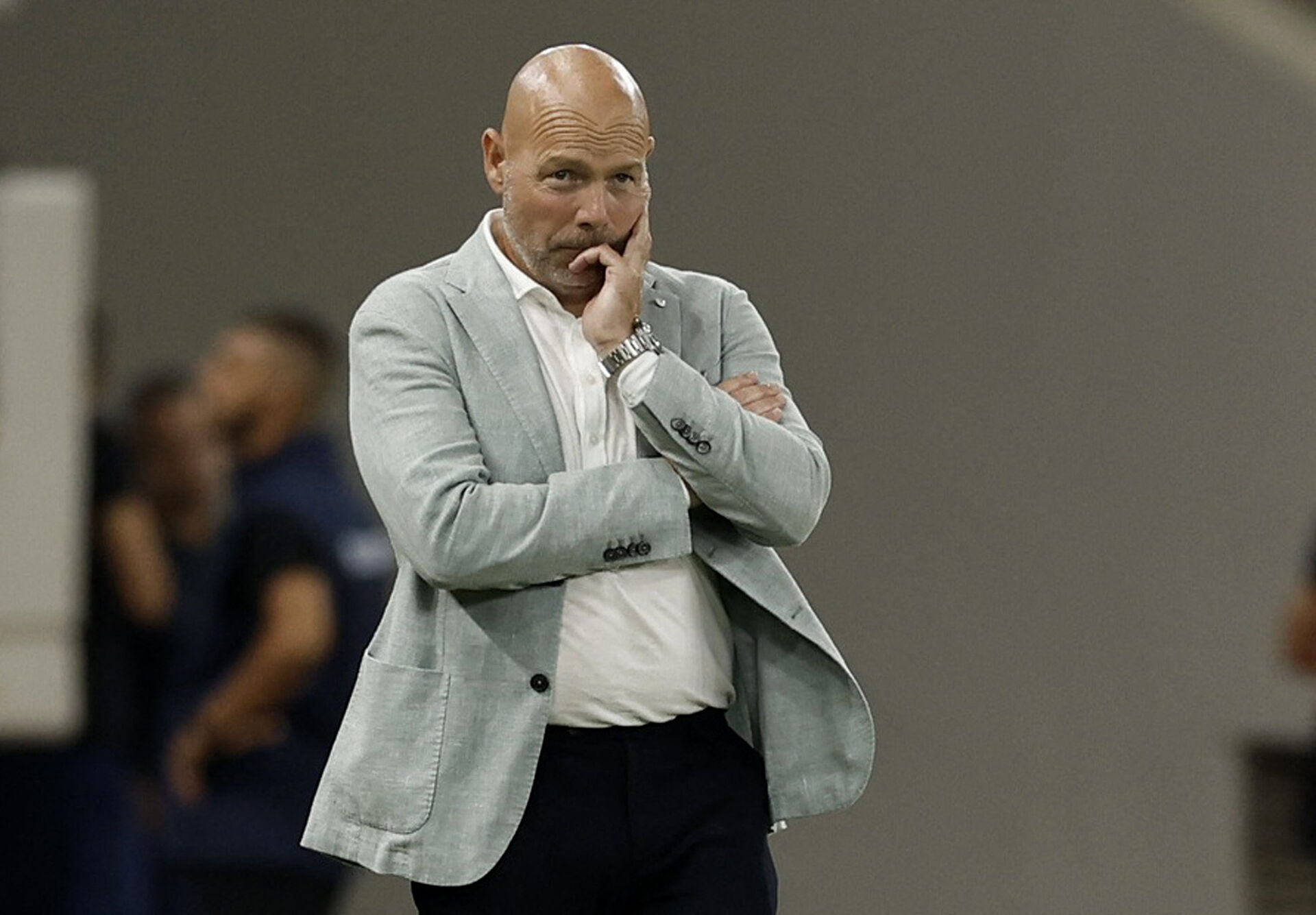 Brian Riemer står med armene over kors.