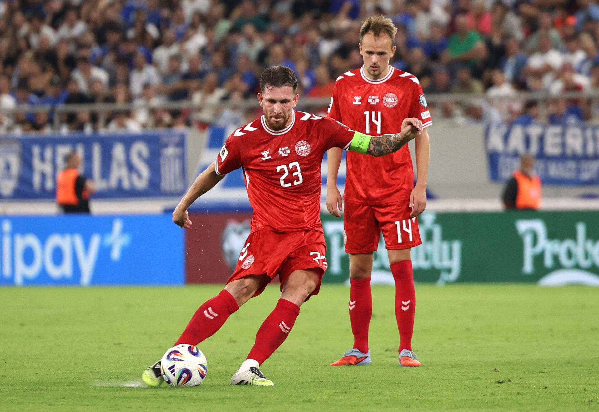 Pierre-Emile Højbjerg tager et frispark mod Grækenland.