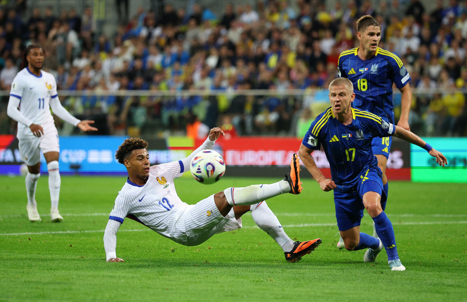 Desire Doue ligger ned under en landskamp for Frankrig