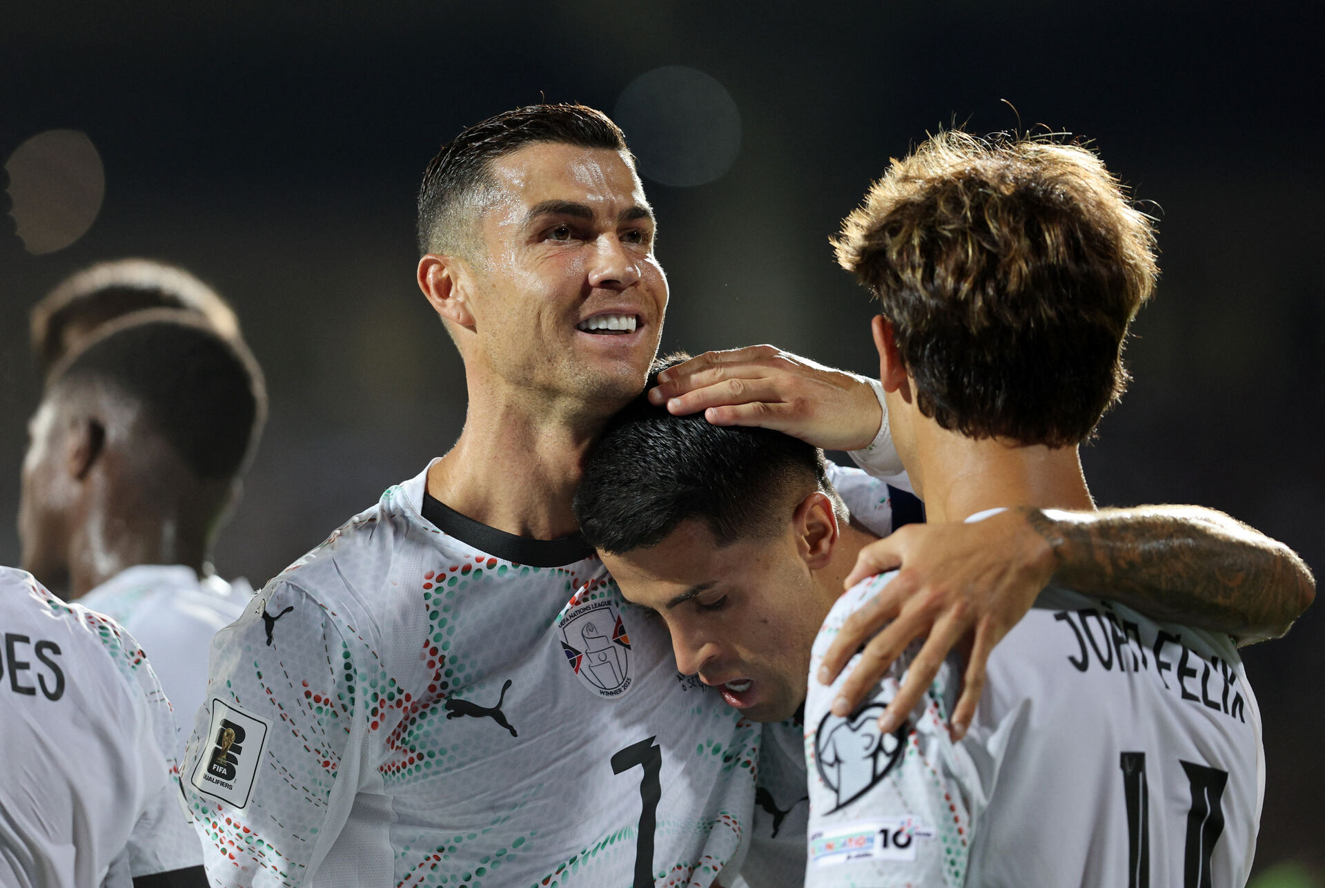 Cristiano Ronaldo, Joao Felix og Joao Cancelo fejrer en scoring for Portugal