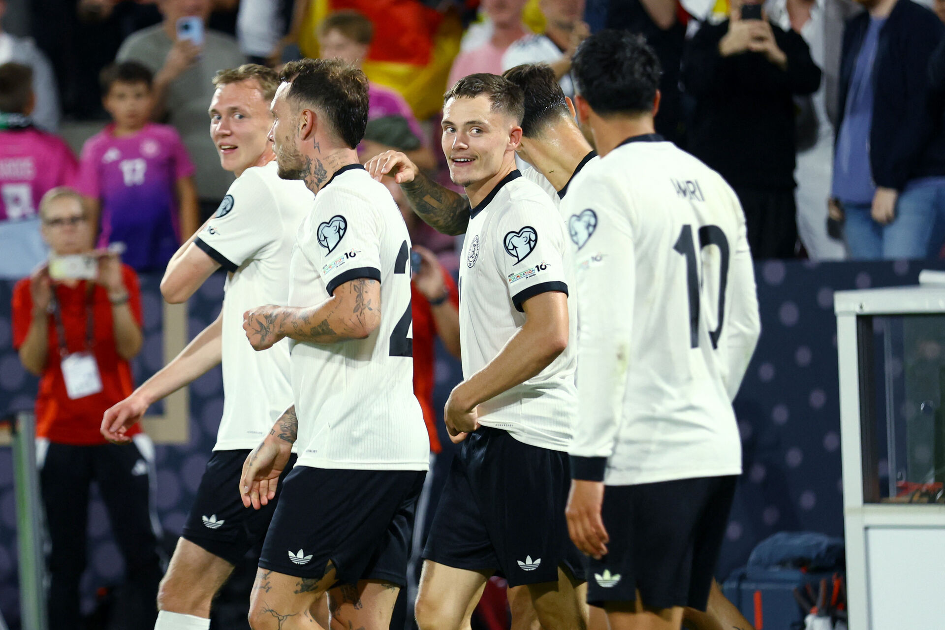 Tysklands Florian Wirtz smiler efter at have scoret på frispark mod Nordirland.