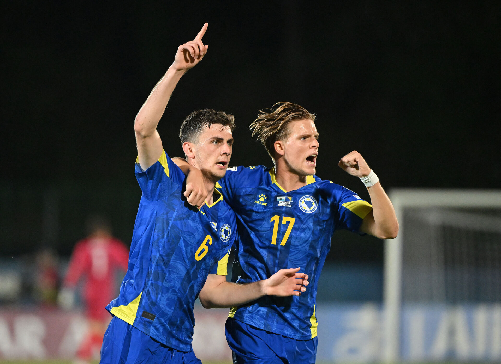Benjamin Tahirovic fejrer sin scoring for Bosnien mod San Marino med landsmanden Dzenis Burnic.