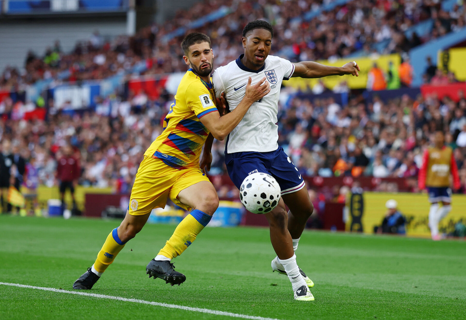 Myles Lewis-Skelly i kamp for England mod Andorra.