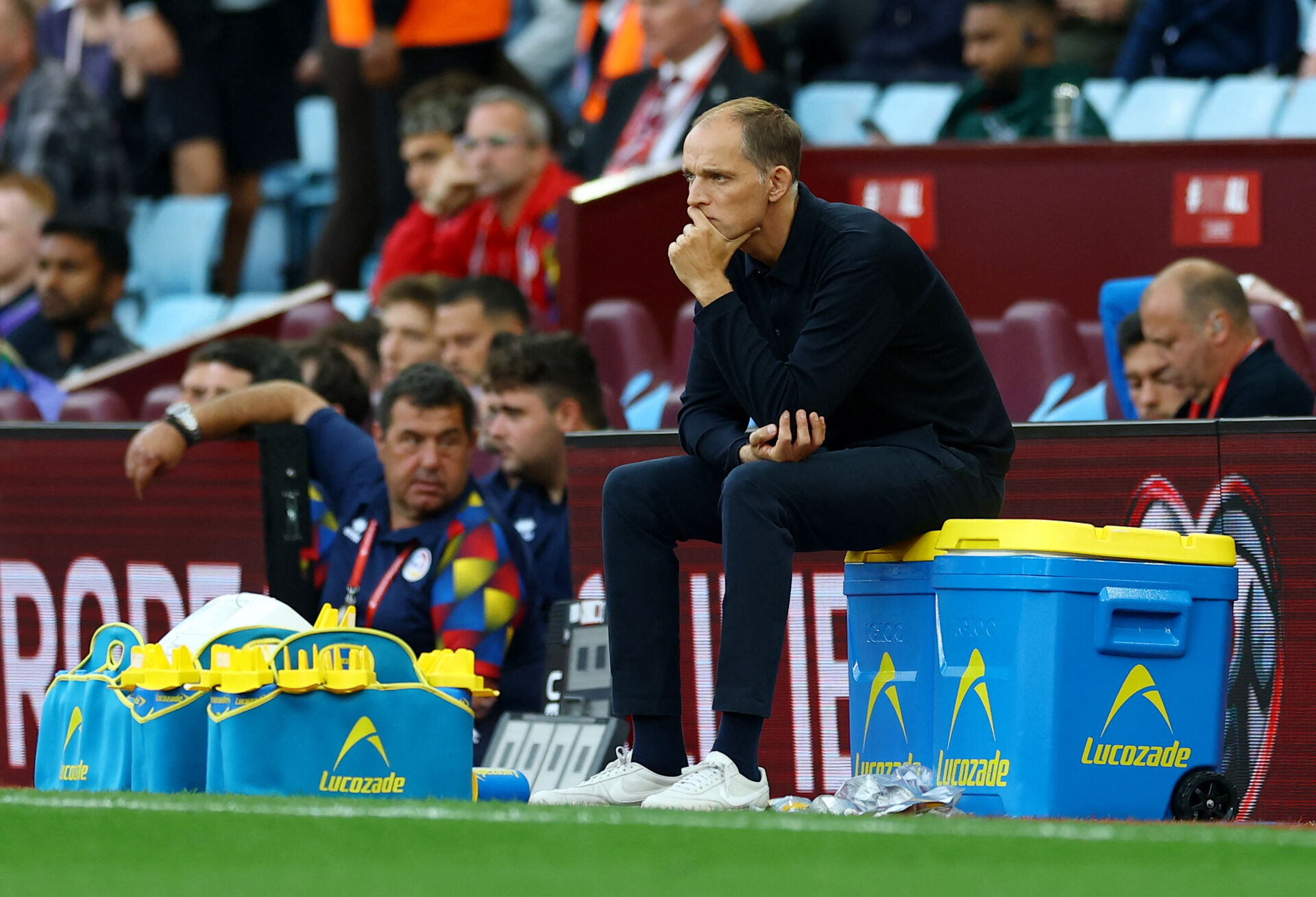 Thomas Tuchel sidder ned og ser kampen mellem England og Andorra.