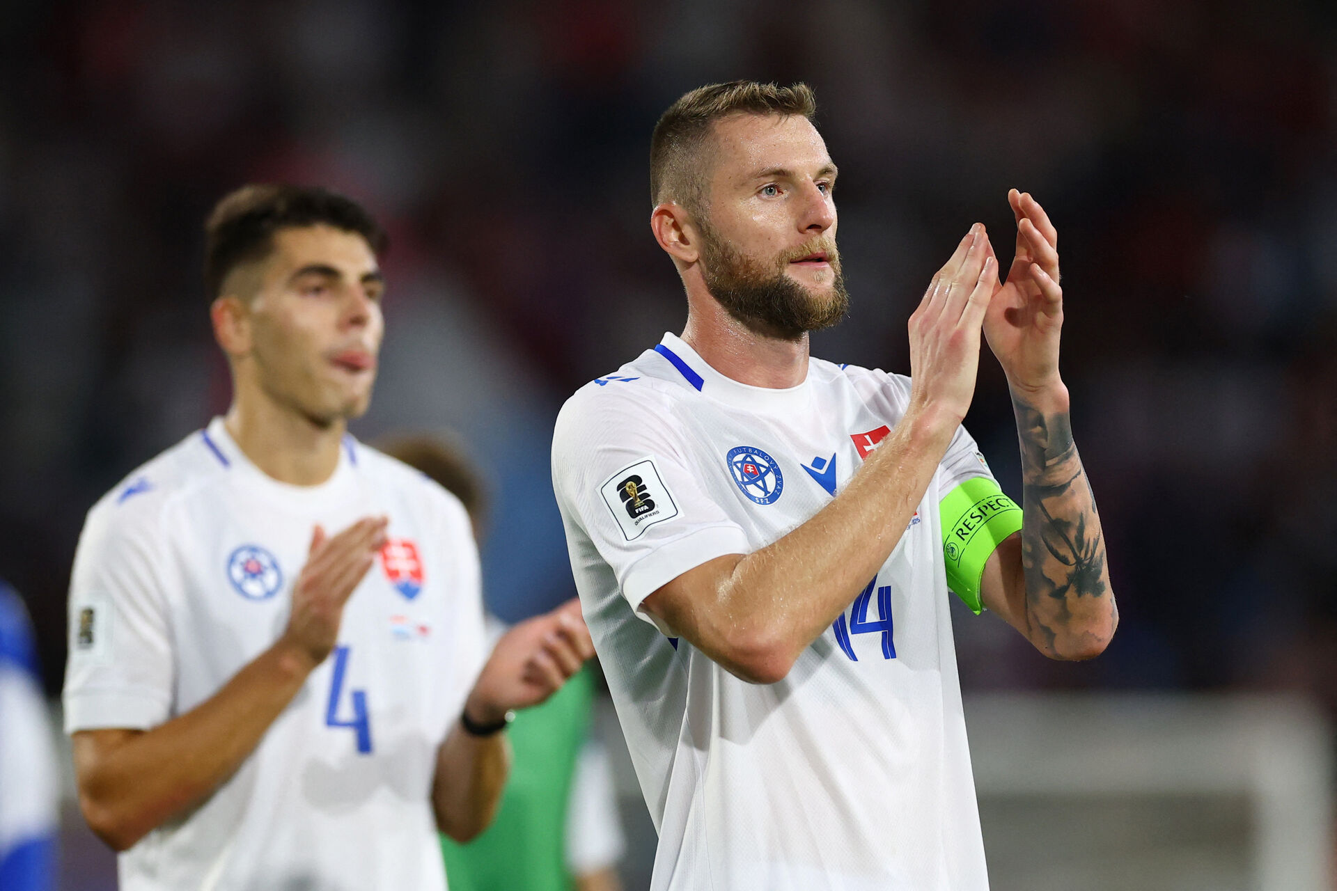 Slovakiets Milan Skriniar klapper med anførerbindet på armen.