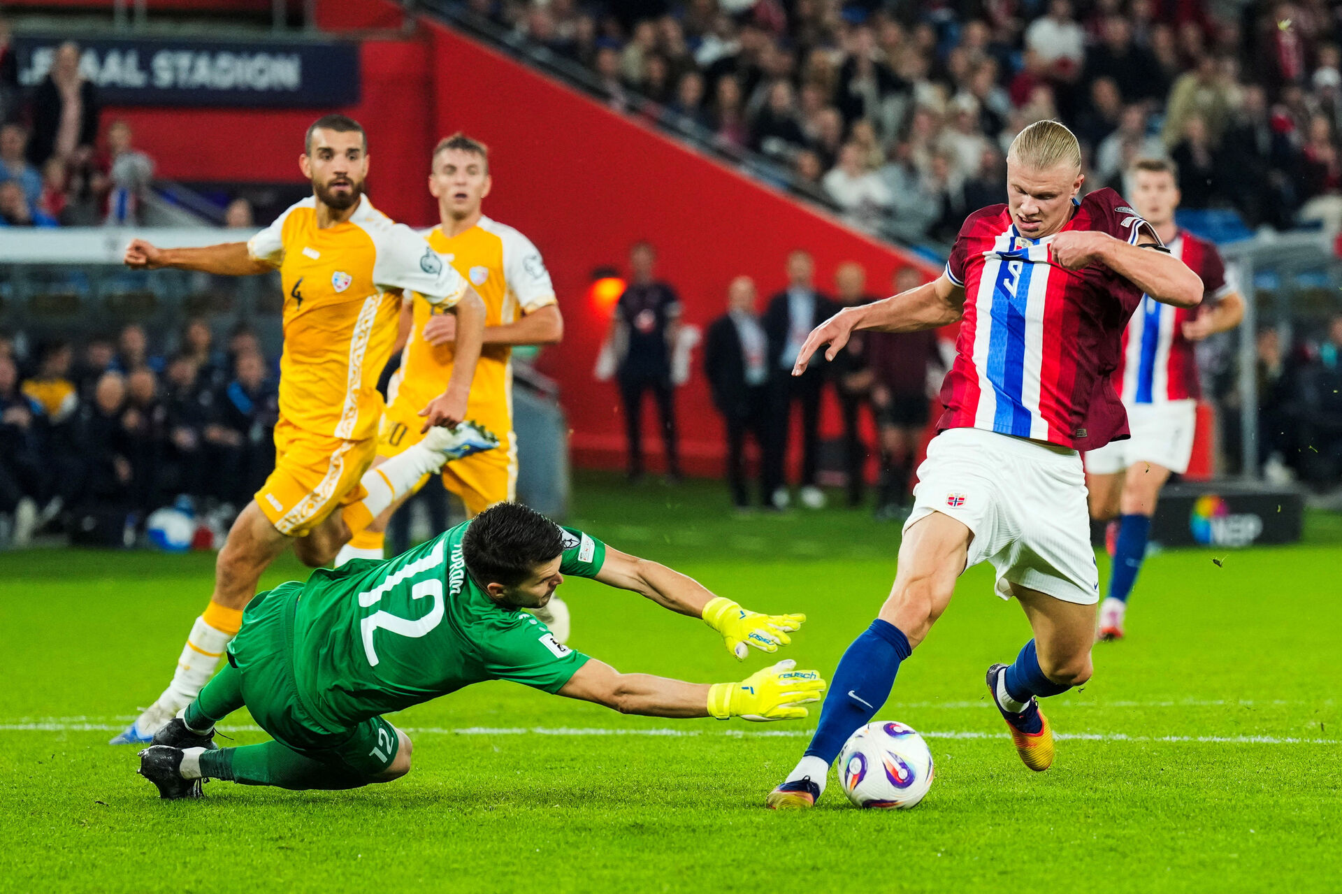 Erling Haaland dribler forbi Moldovas målmand.