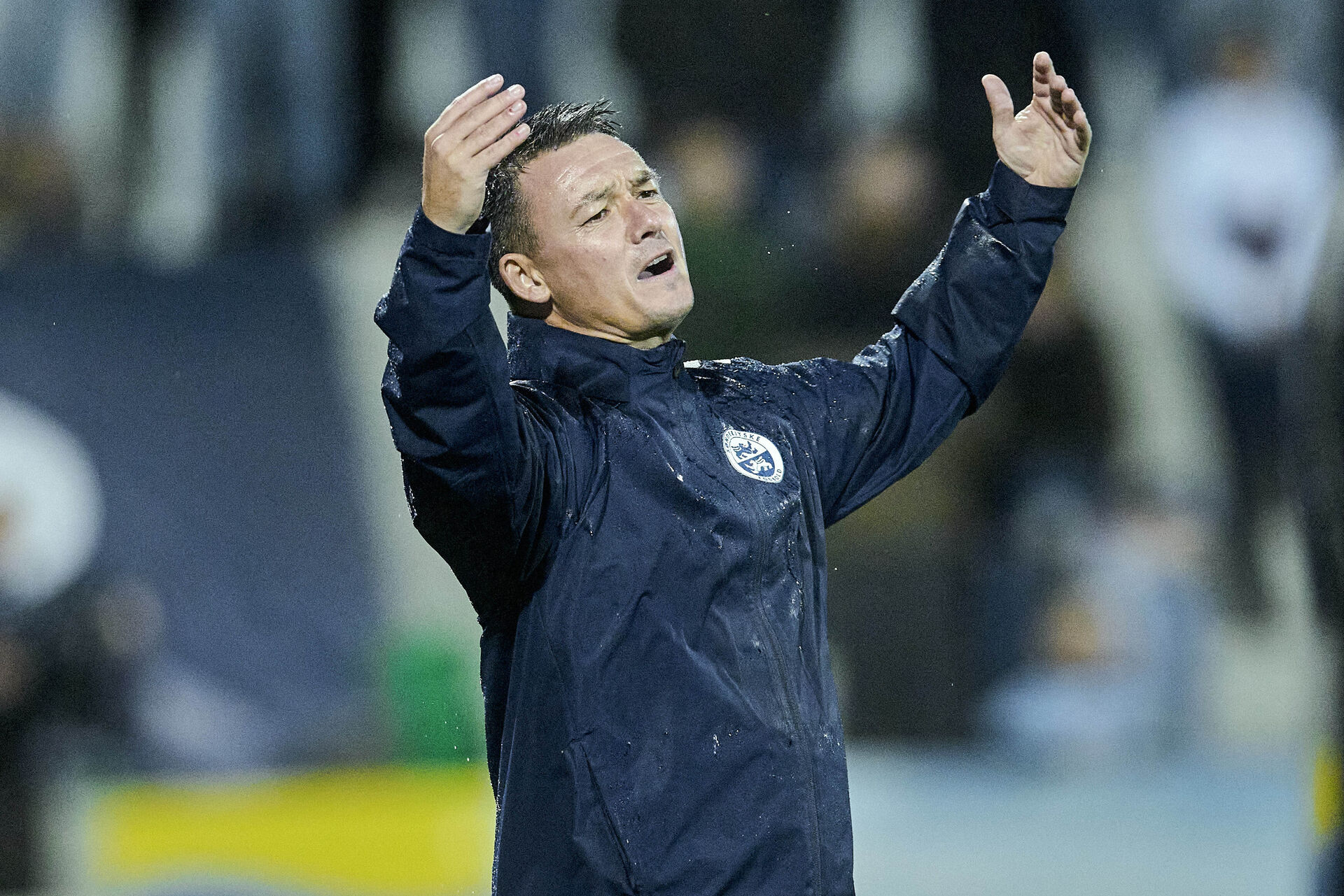 Sønderjyske Thomas Nørgaard slår ud med armene i irritation.