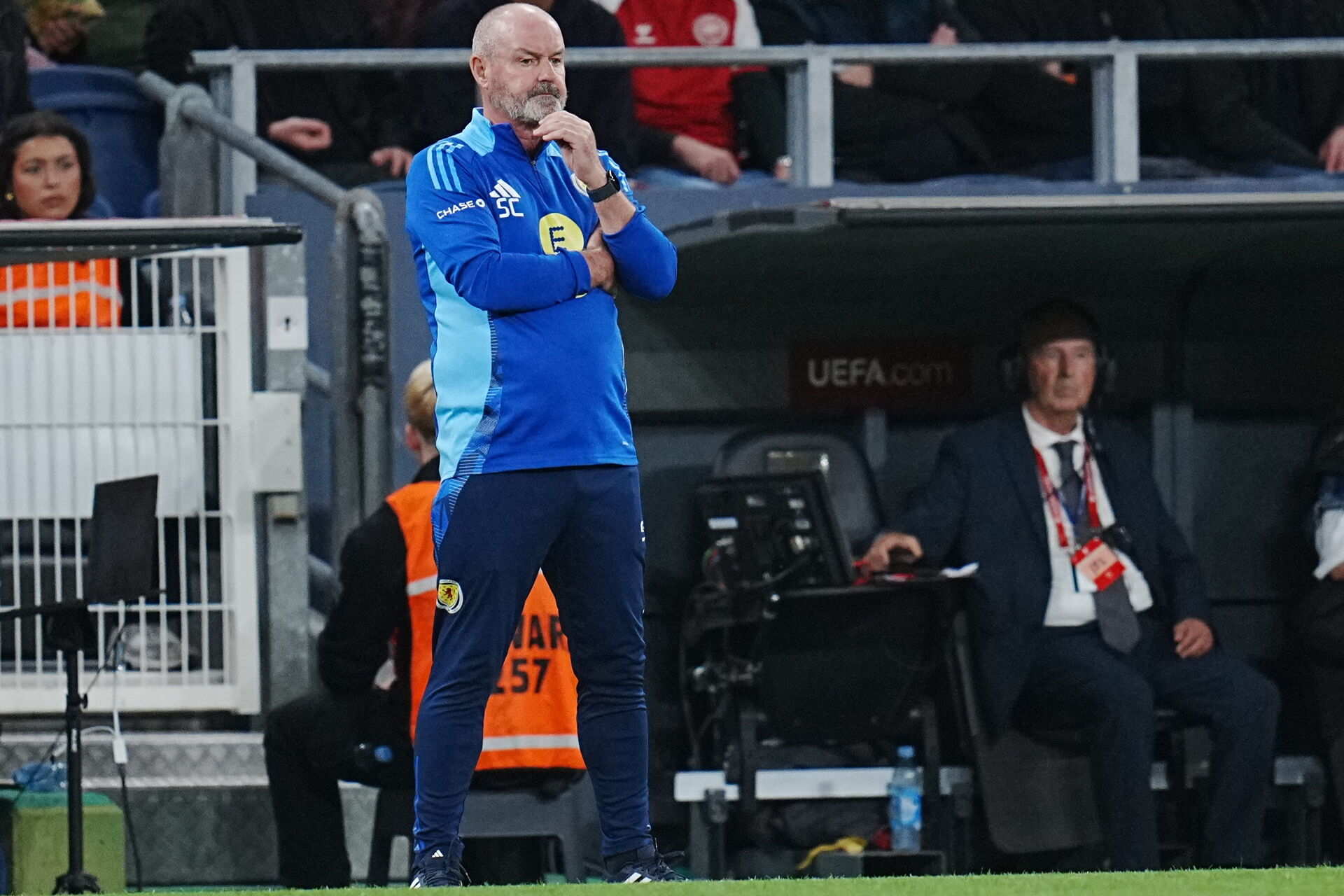 Steve Clarke står og kigger skeptisk på banen i Parken.
