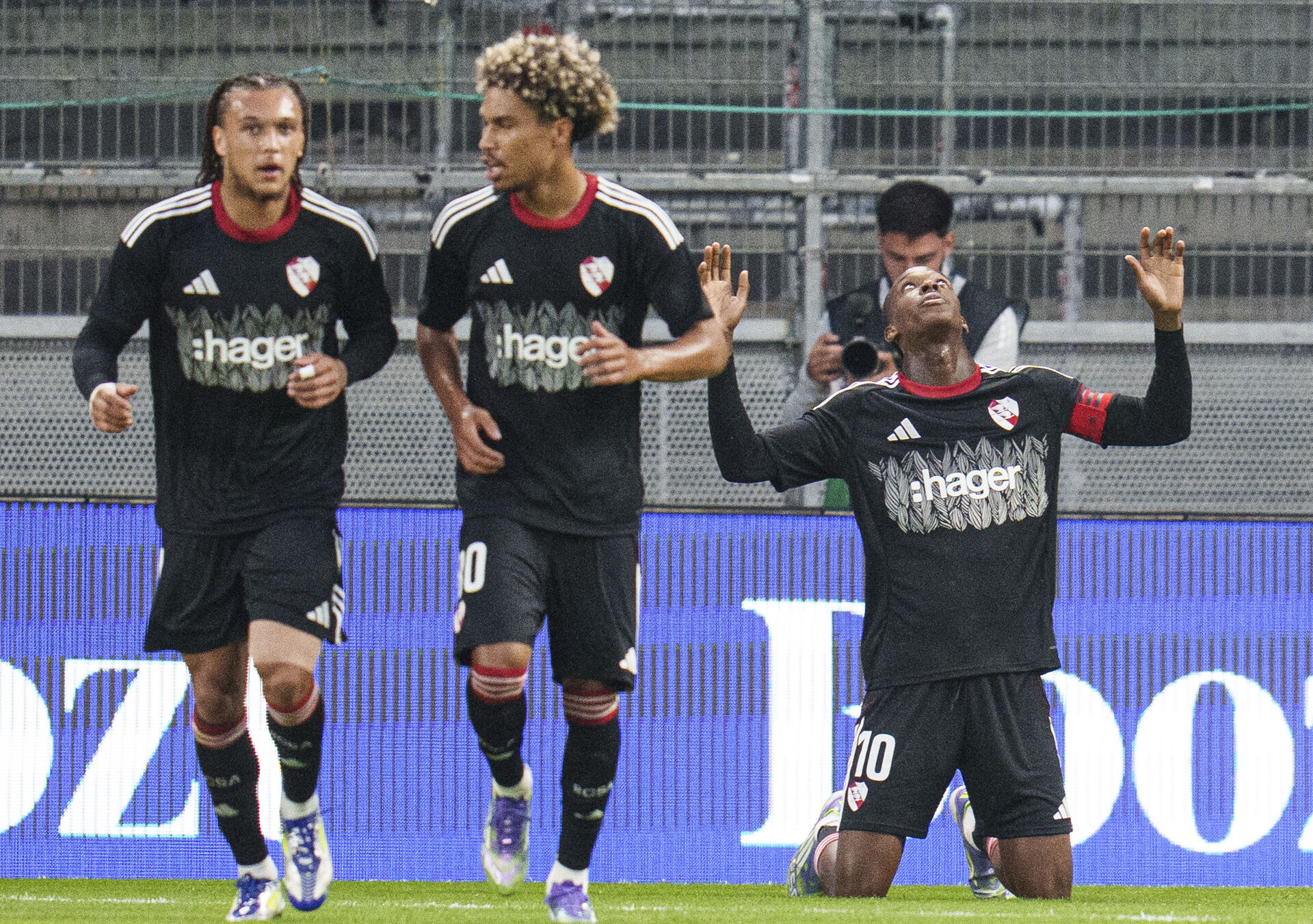 Emanuel Emegha fejrer en scoring mod Brøndby IF.