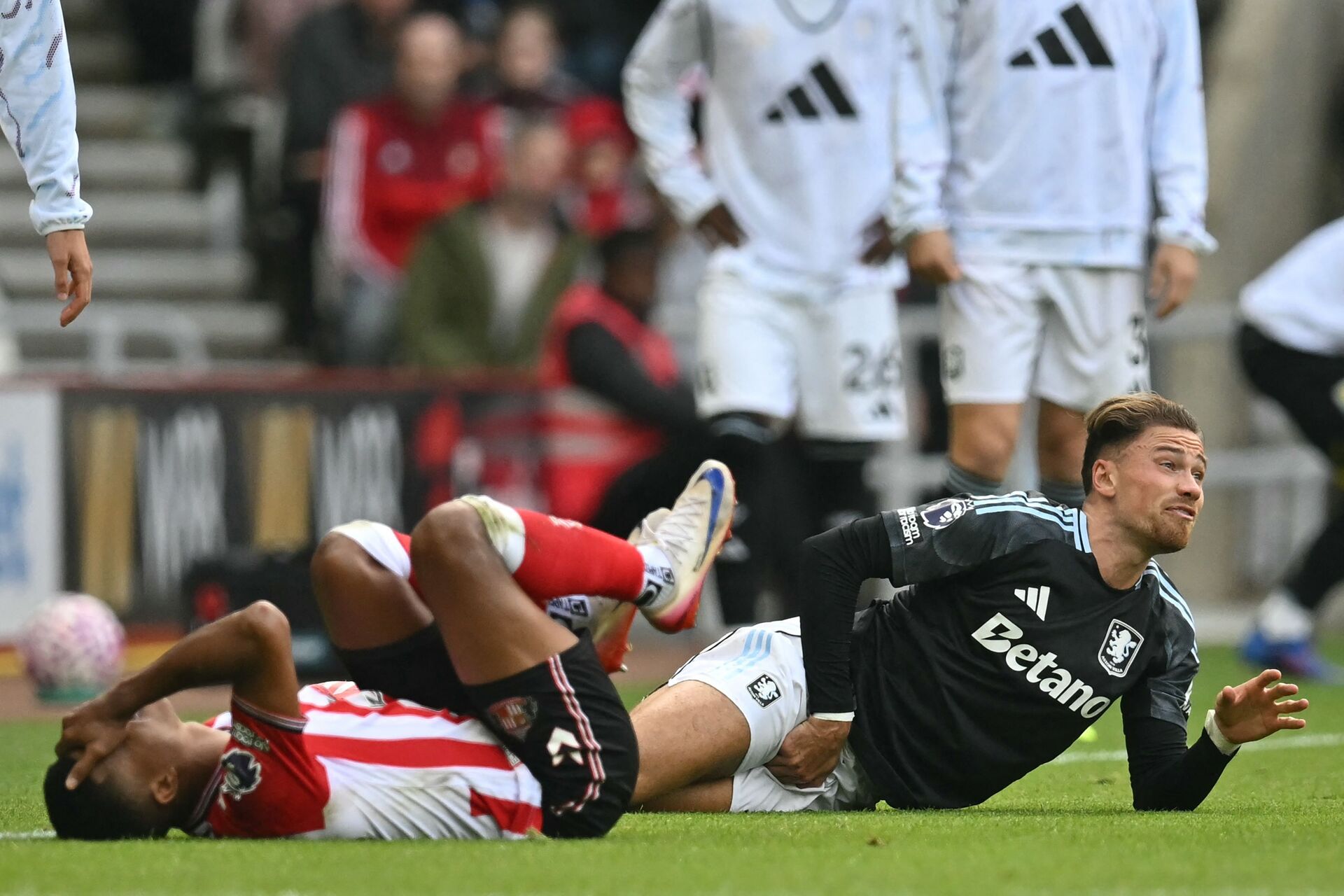 Matty Cash ramt af en grim tackling.