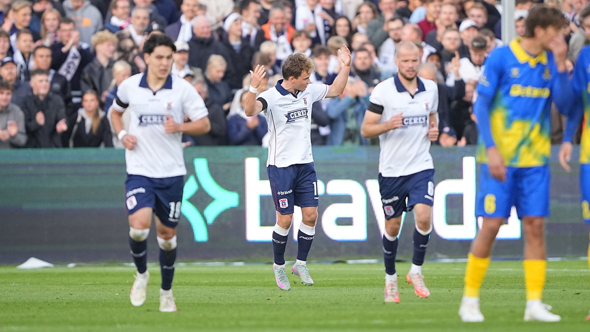 Kristian Arnstad jubler med AGF spillere og fans efter sin scoring mod Brøndby