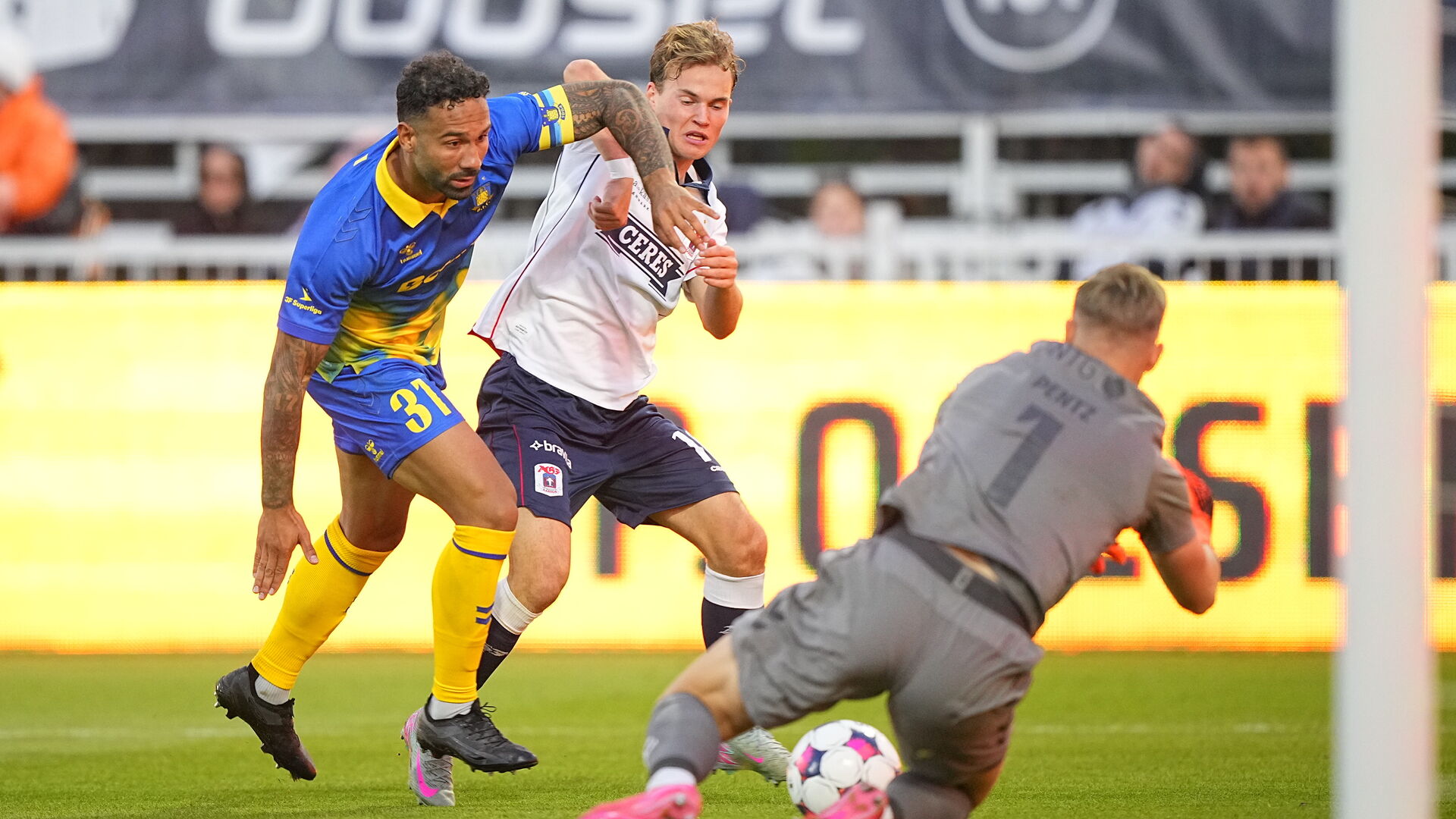 Brøndbys Sean Klaiber jagter AGFs Kristian Arnstad