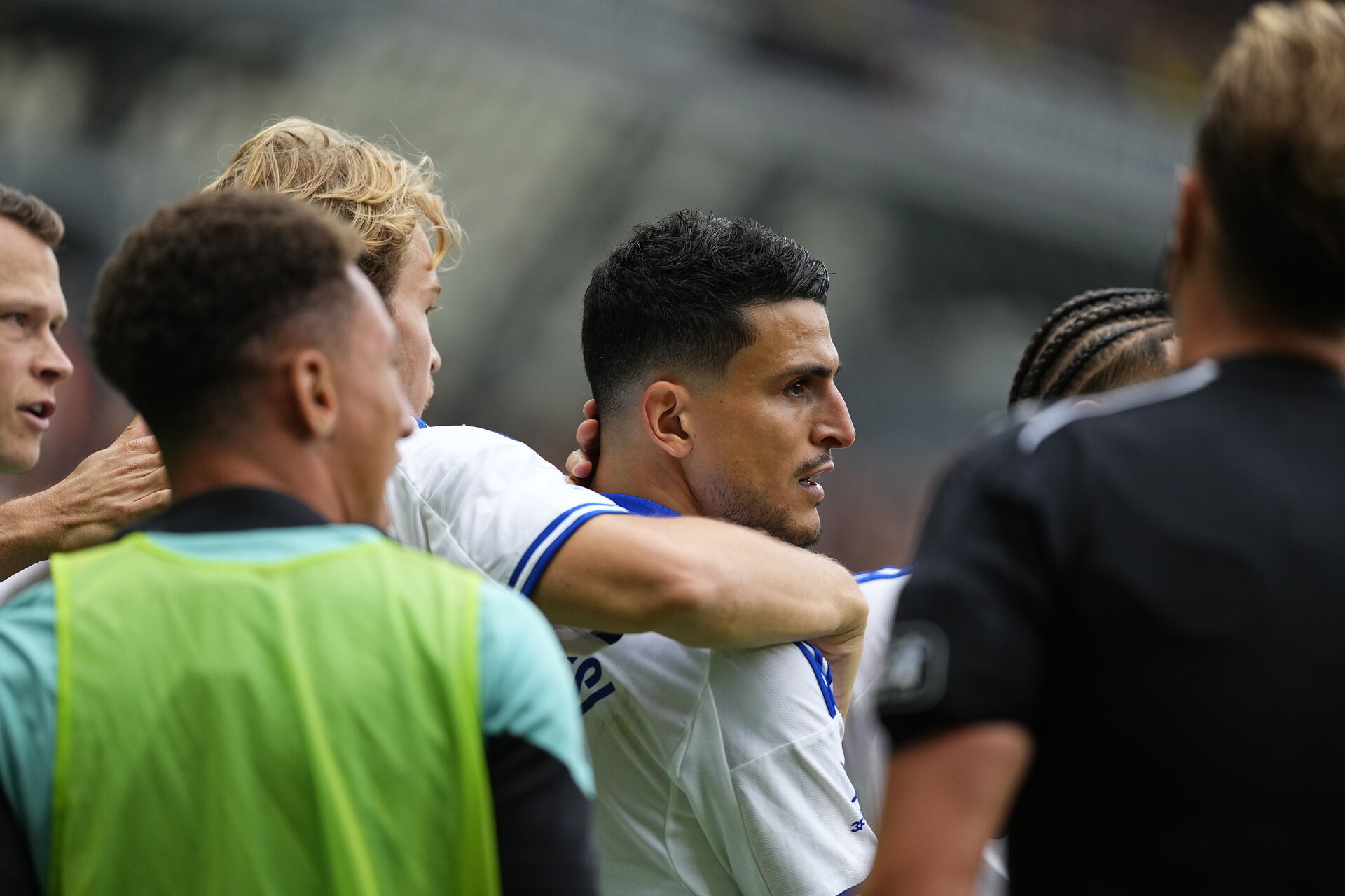 Mads Emil Madsen holder om Mohamed Elyounoussi, der scorede til 1-1 i Superligakampen: Brøndby IF - FC København