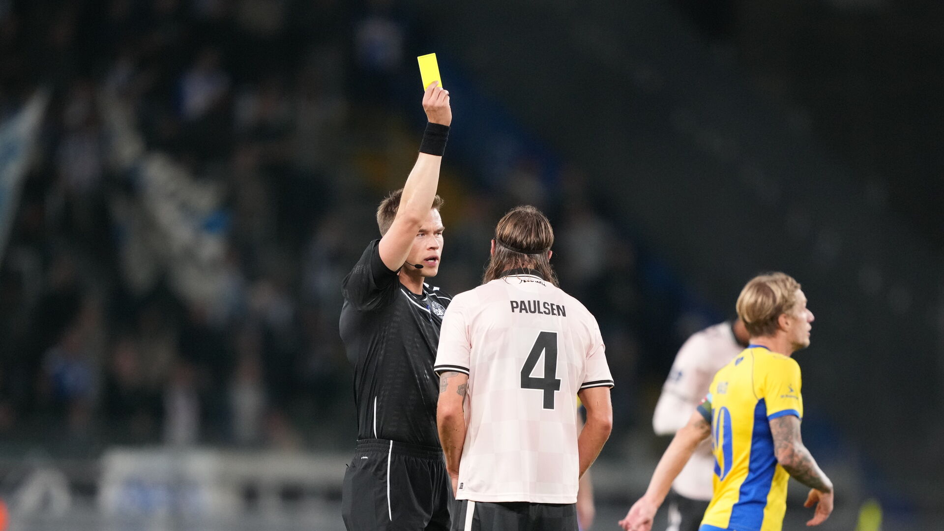 Bjørn Paulsen får gult kort på Brøndby Stadion