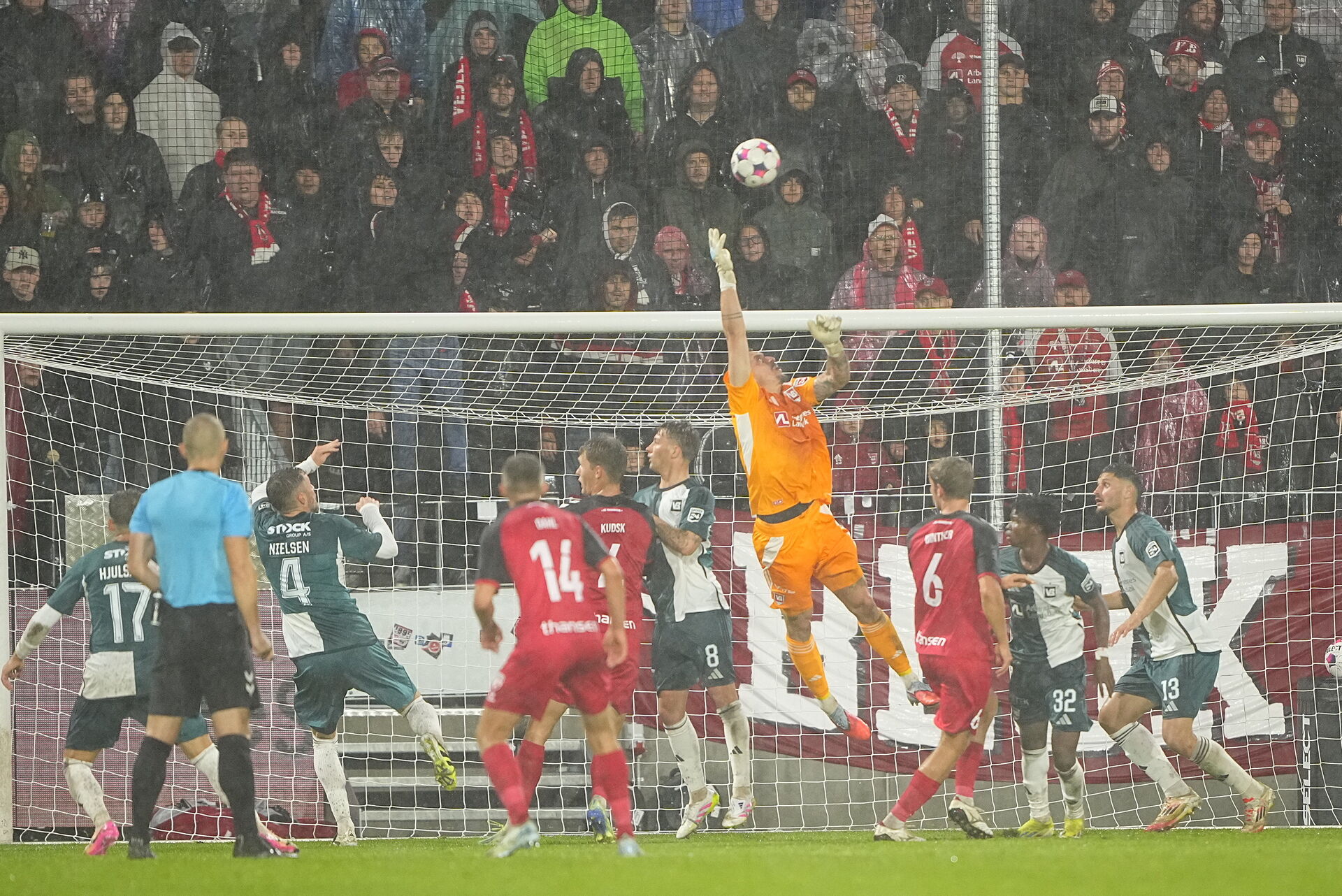 Et indlæg under kampen mellem FC Fredericia og Vejle Boldklub.
