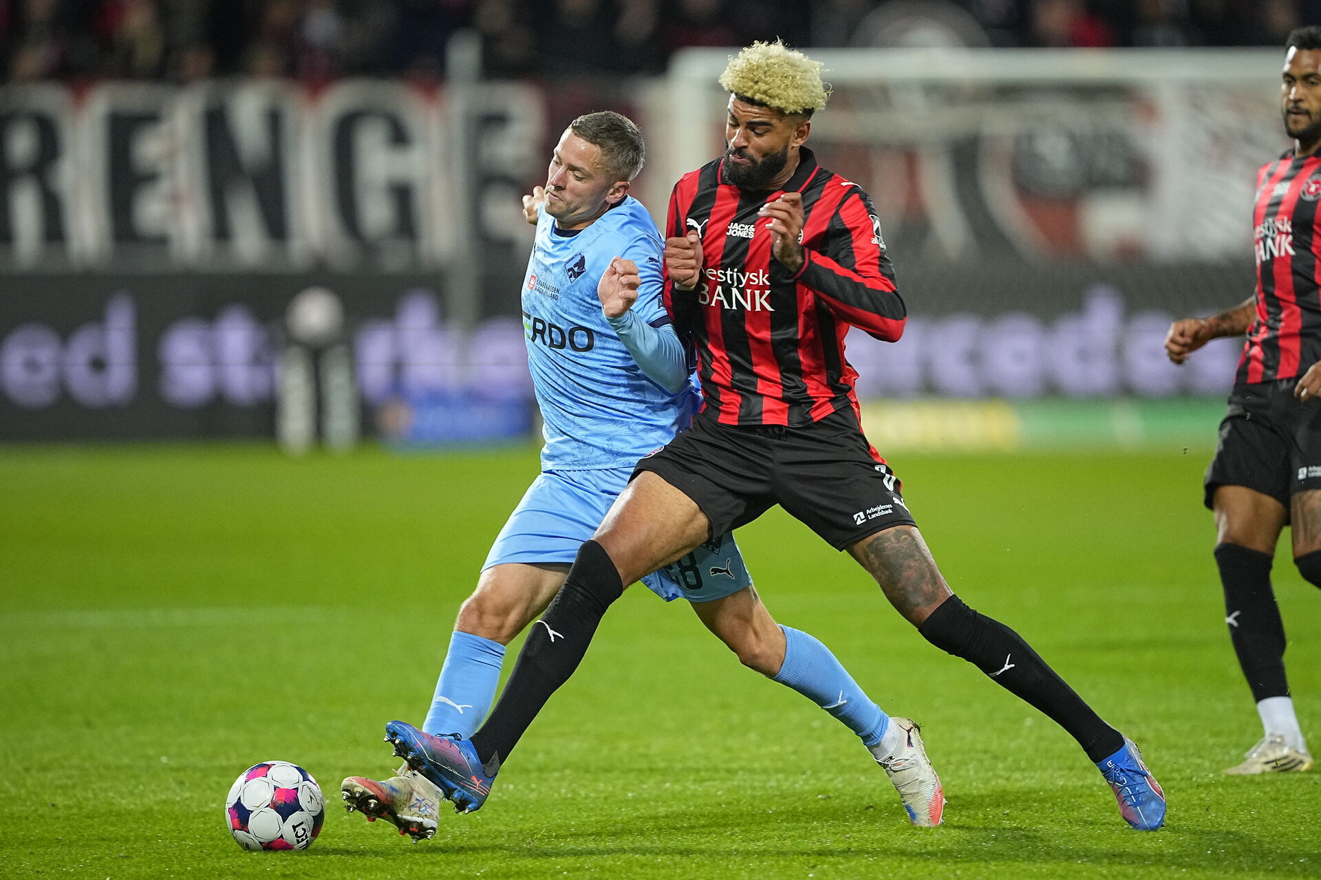 Andre Rømer og Philip Billing i duel i kampen mellem Randers og FCM.