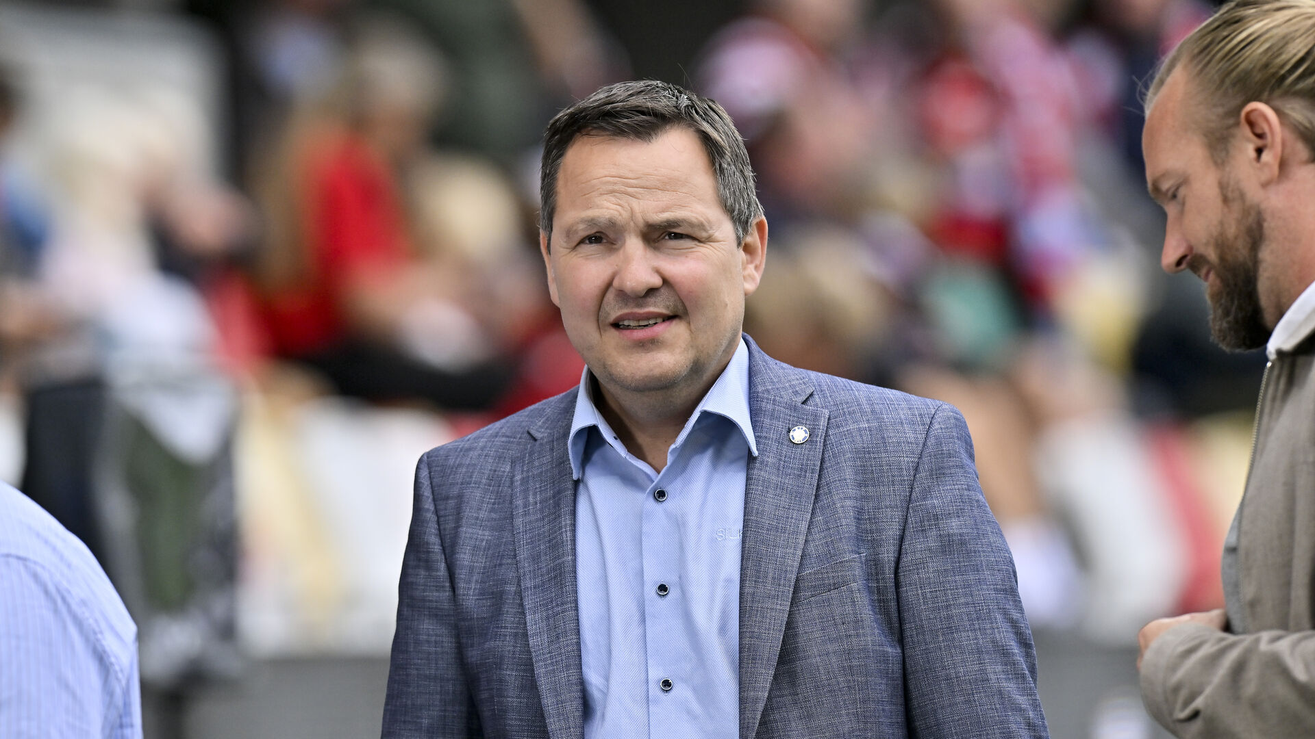 Jesper Stüker har et gråt jakkesæt på