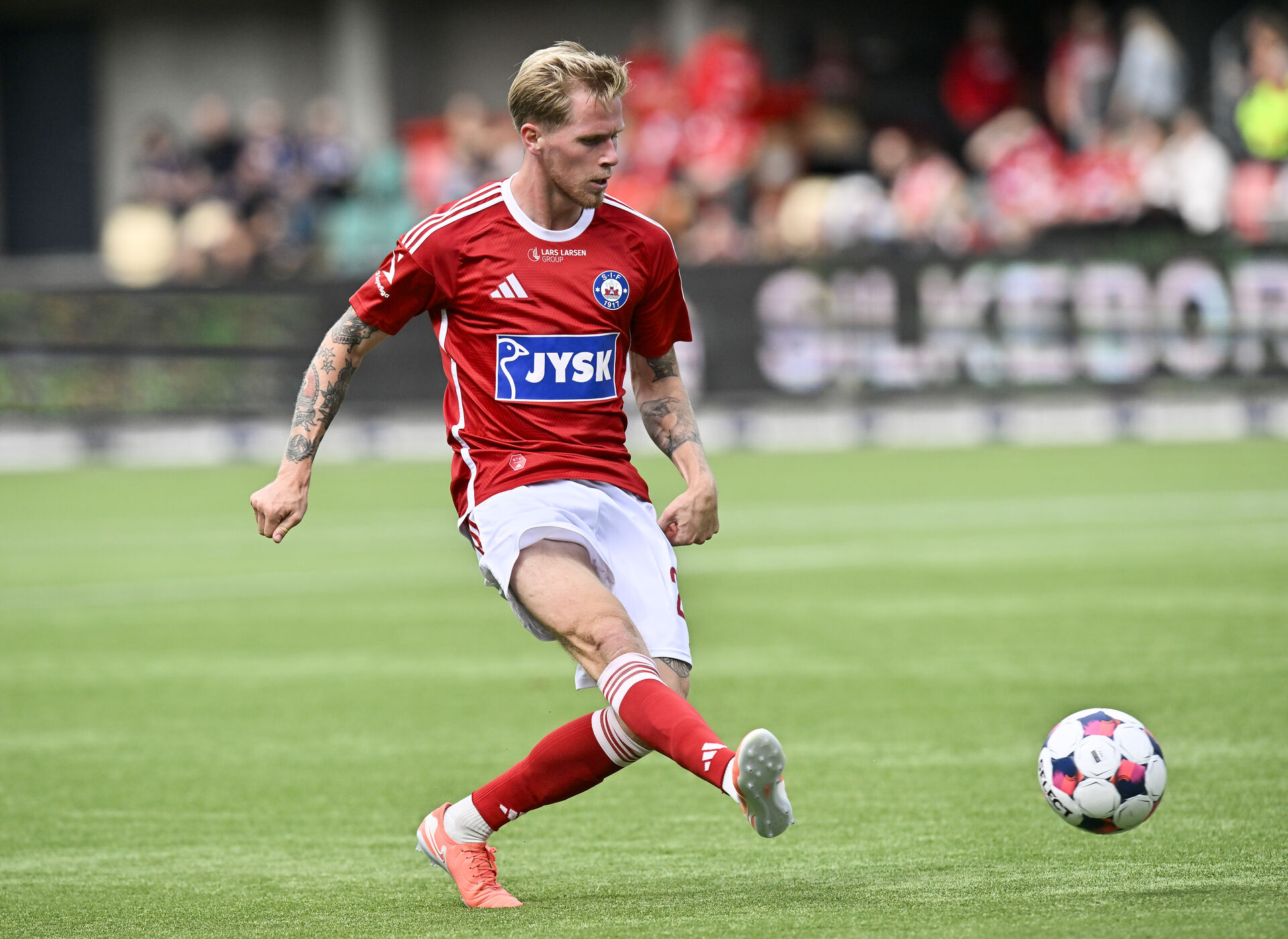 Tonni Adamsen afleverer bolden.