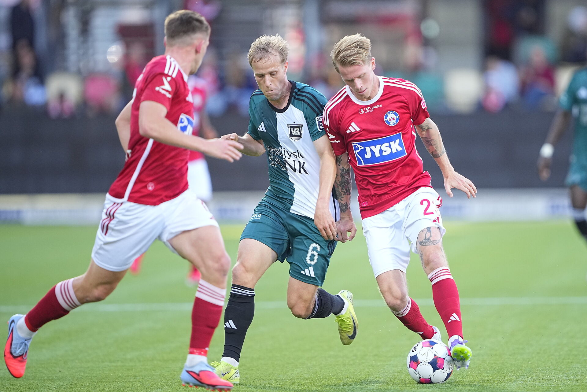 Adamsen og Vestergaard i duel om bolden