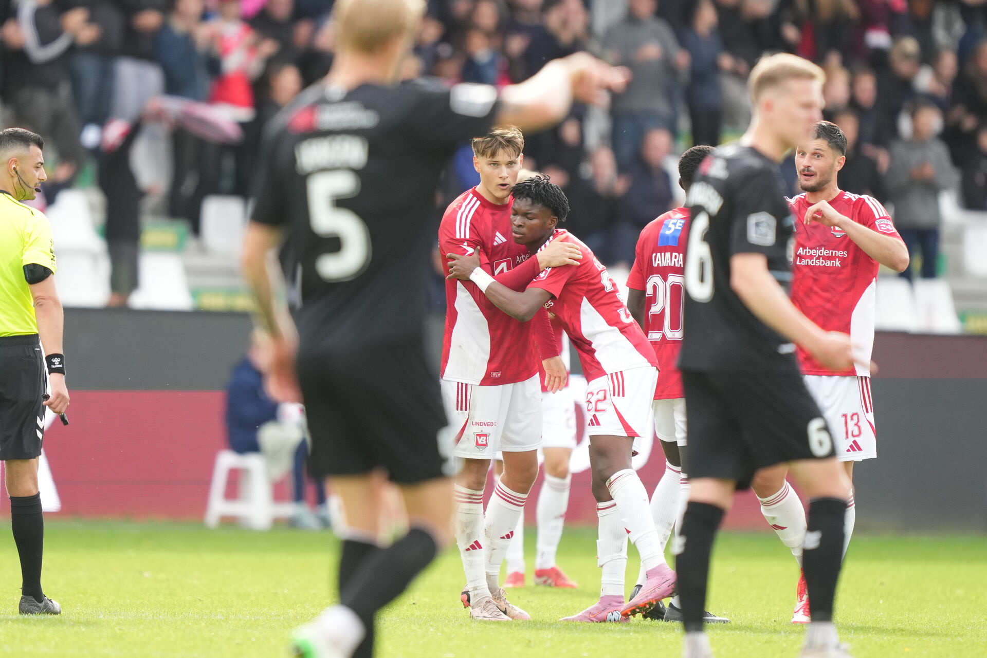 Vejle Boldklub jubler efter en scoring mod Sønderjyske.