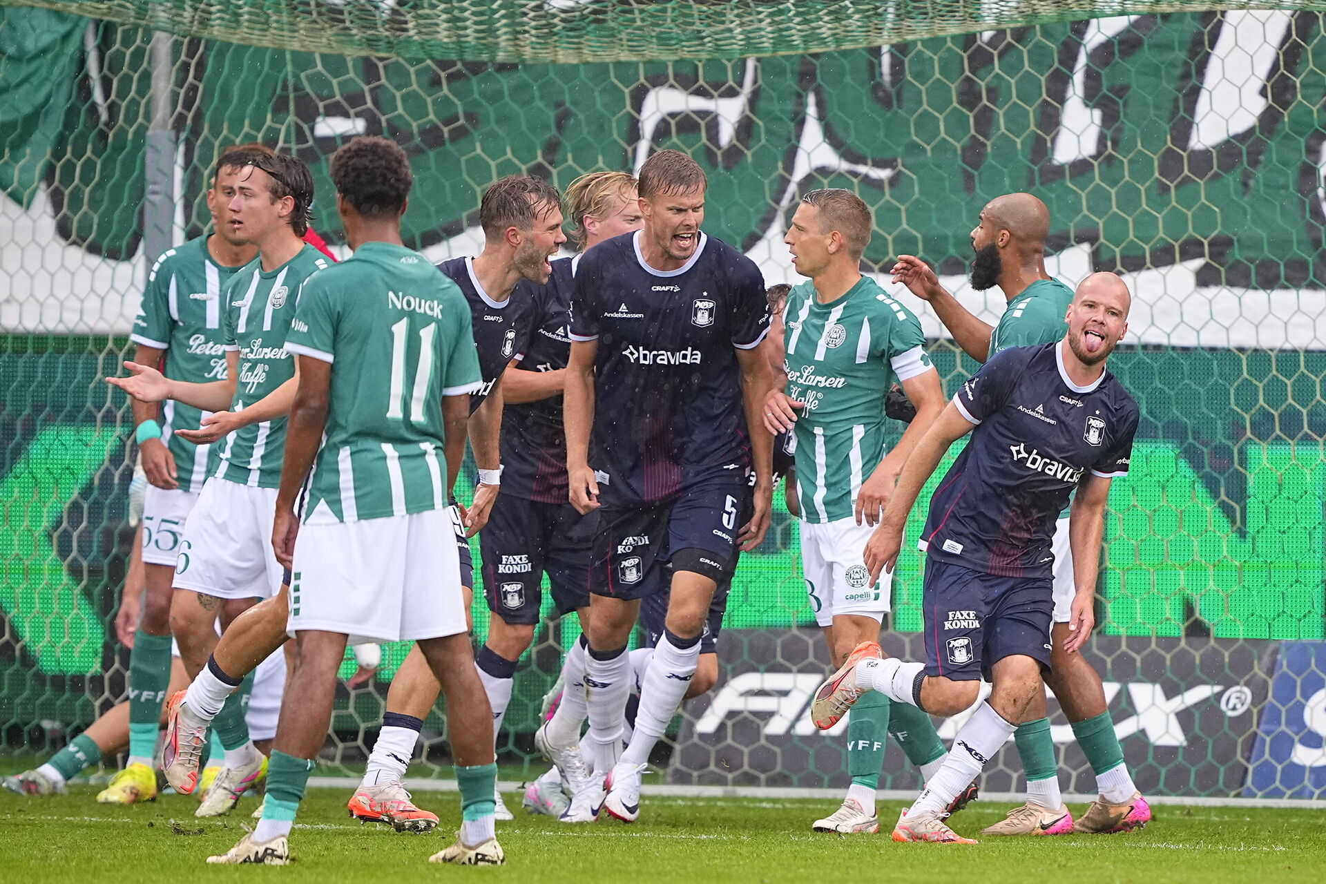 Nicolai Poulsen jubler over sit mål for AGF mod Viborg.