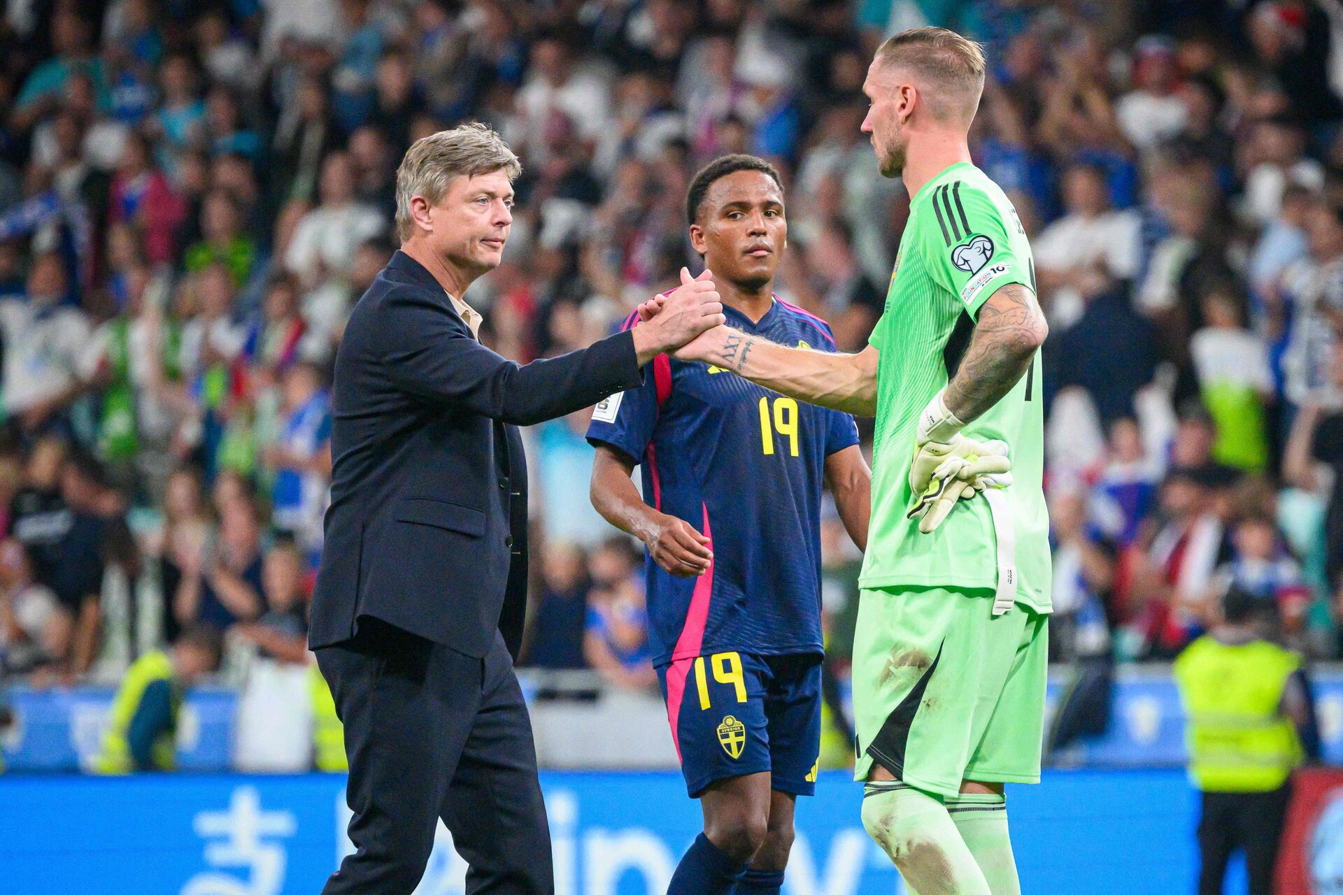 Robin Olsen giver Jon Dahl Tomasson hånden.